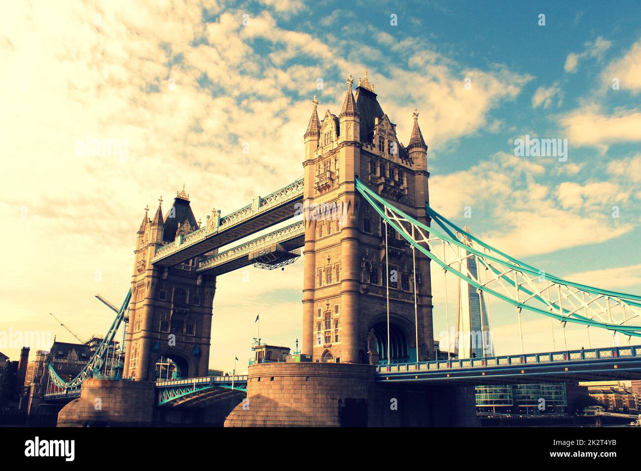 Tower Bridge à Londres, au Royaume-Uni. Coucher du soleil avec de beaux nuages. L'ouverture du pont-levis. L'un des symboles anglais Banque D'Images
