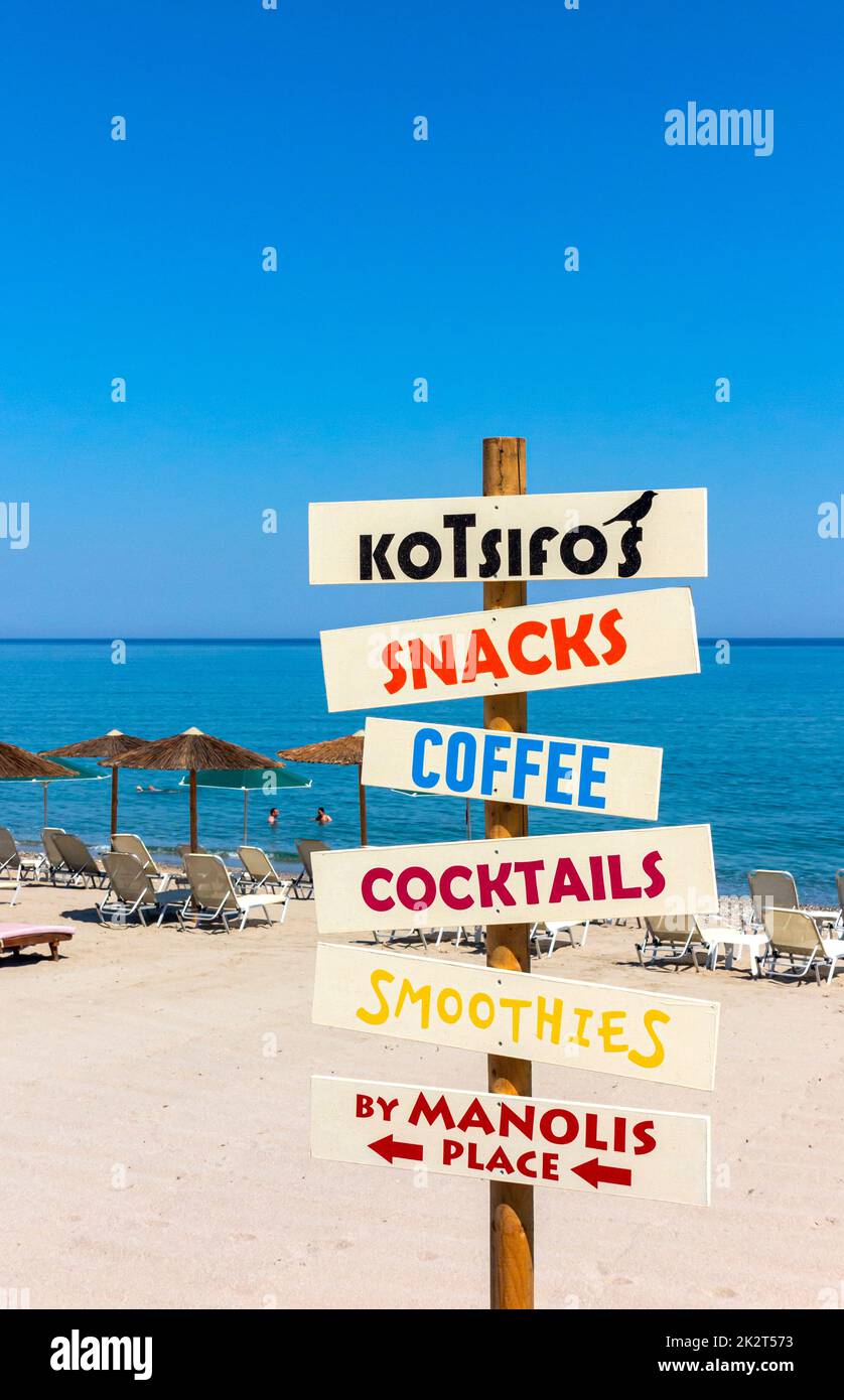 Des collations, du café et des cocktails sont proposés sur la plage de Rethymno ou Rethymnon, une station balnéaire située sur la côte nord de la Crète en Grèce. Banque D'Images