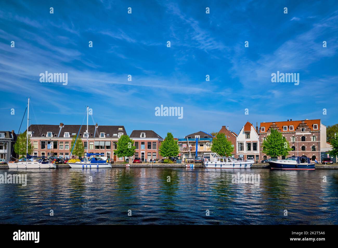 Des bateaux et des maisons sur la rivière Spaarne. Haarlem, Pays-Bas Banque D'Images