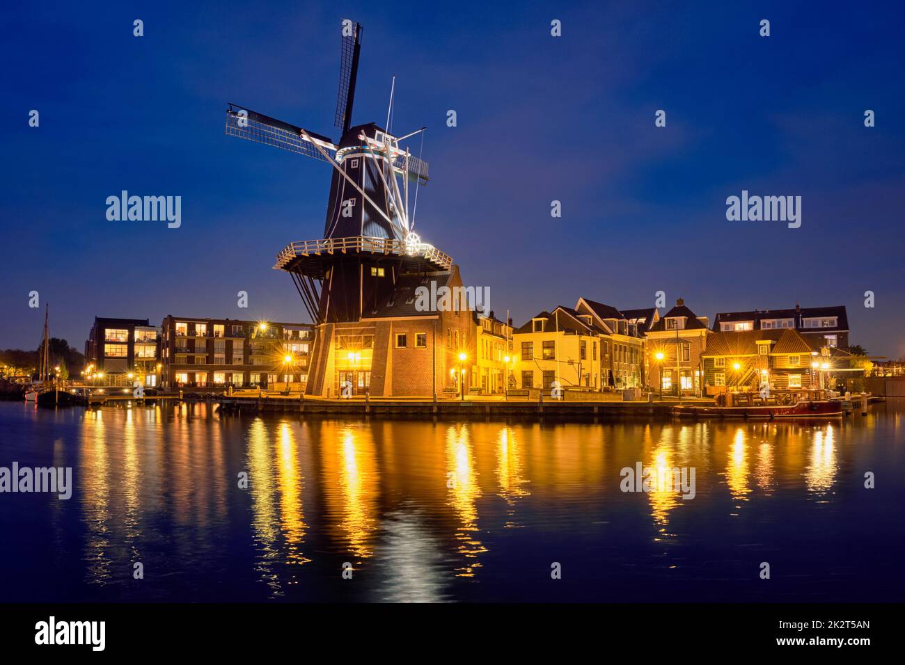 Site touristique de Harlem, moulin à vent de Adriaan sur la rivière Spaarne. Harlem Banque D'Images