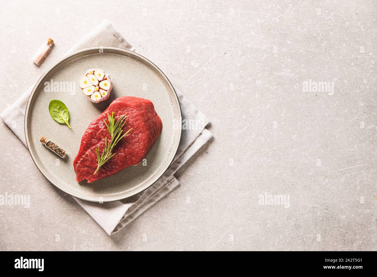 Vue de dessus de viande fraîche.Steak de bœuf cru et épices pour la cuisine. Banque D'Images