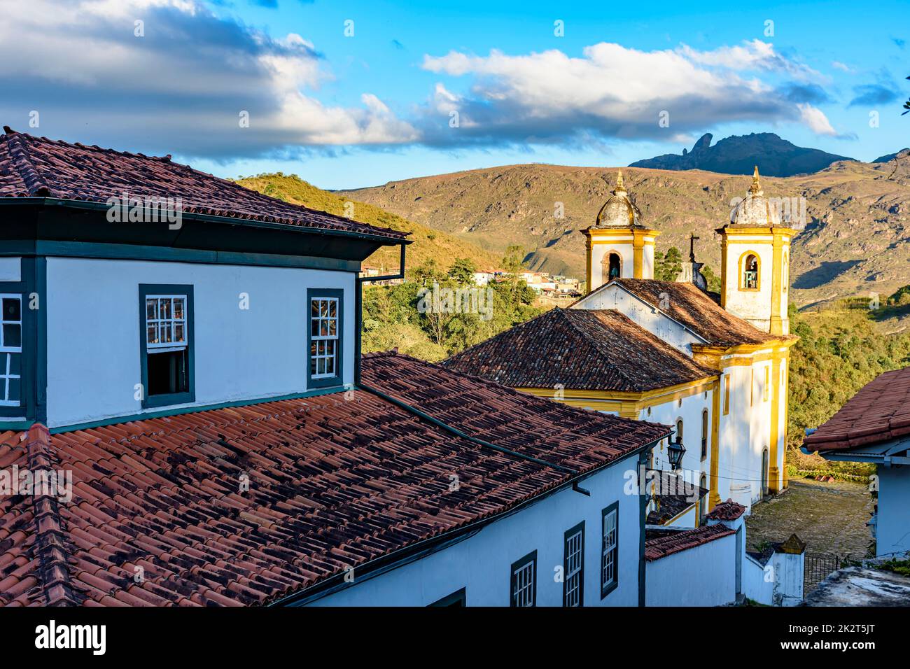Tour d'église historique à l'architecture baroque et maisons coloniales anciennes im Ouro Preto Banque D'Images