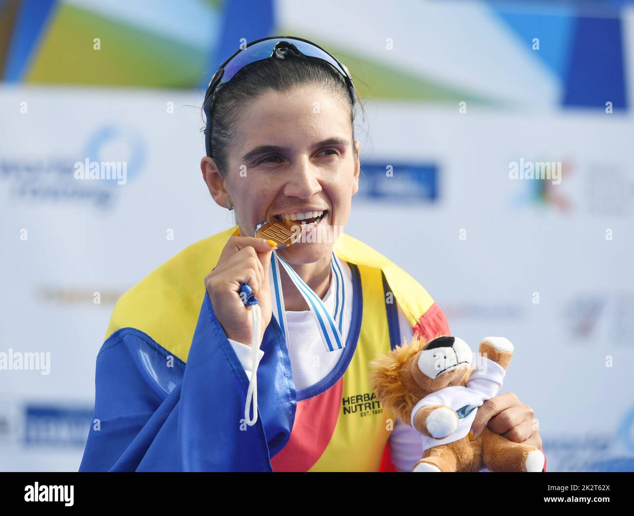 Racice, République tchèque. 22nd septembre 2022. La gagnante Ionela Cozmiuc de Roumanie pose avec une médaille après la finale des Sculls individuels Légers pour femmes A au cours du jour 6 des Championnats du monde d'aviron 2022 à la course de l'arène de labe sur 23 septembre 2022 à Racice, en République tchèque. Crédit : Jan Stastny/CTK photo/Alay Live News Banque D'Images