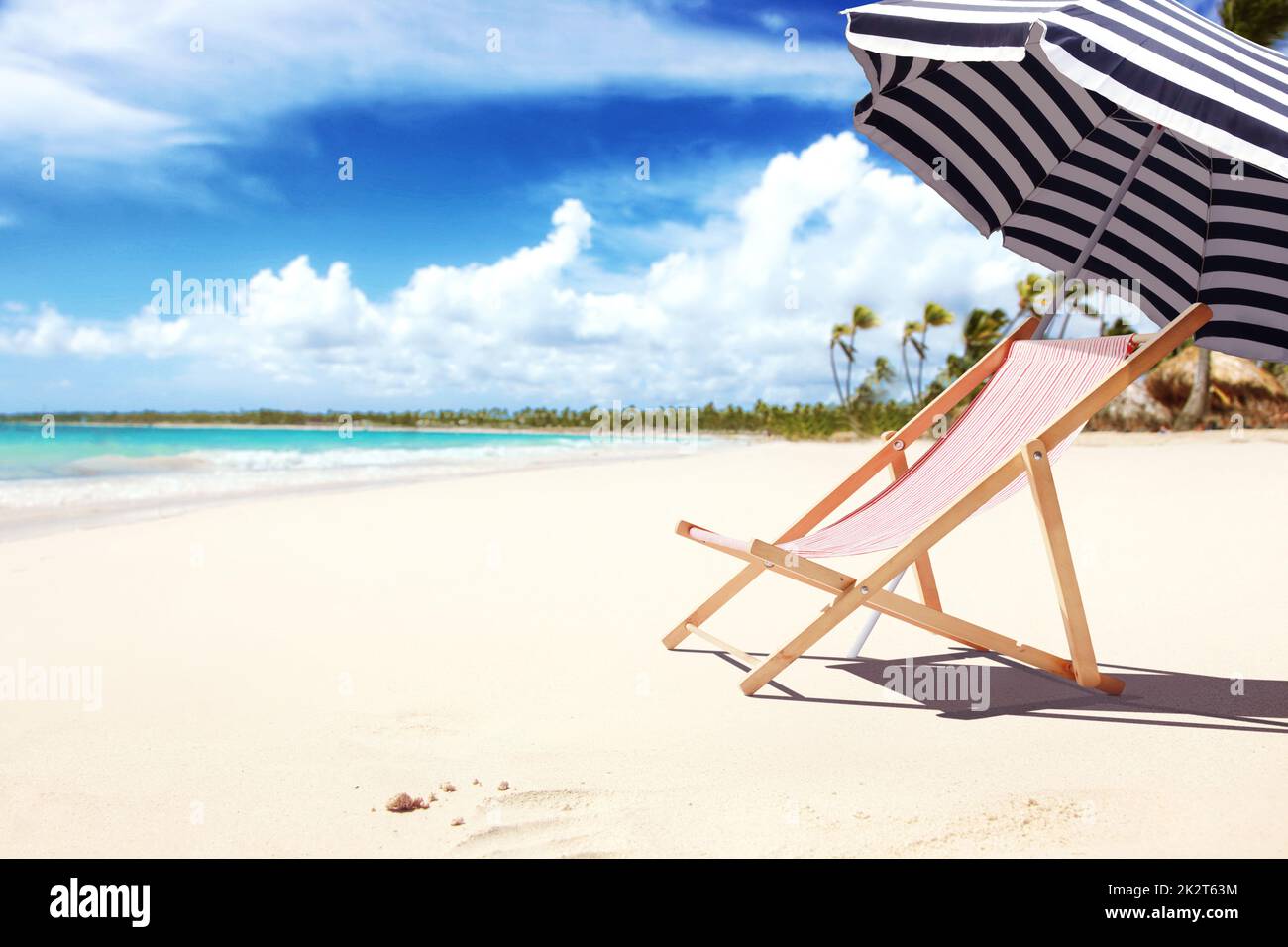 Chaises et parasol sur la plage Banque de photographies et d’images à