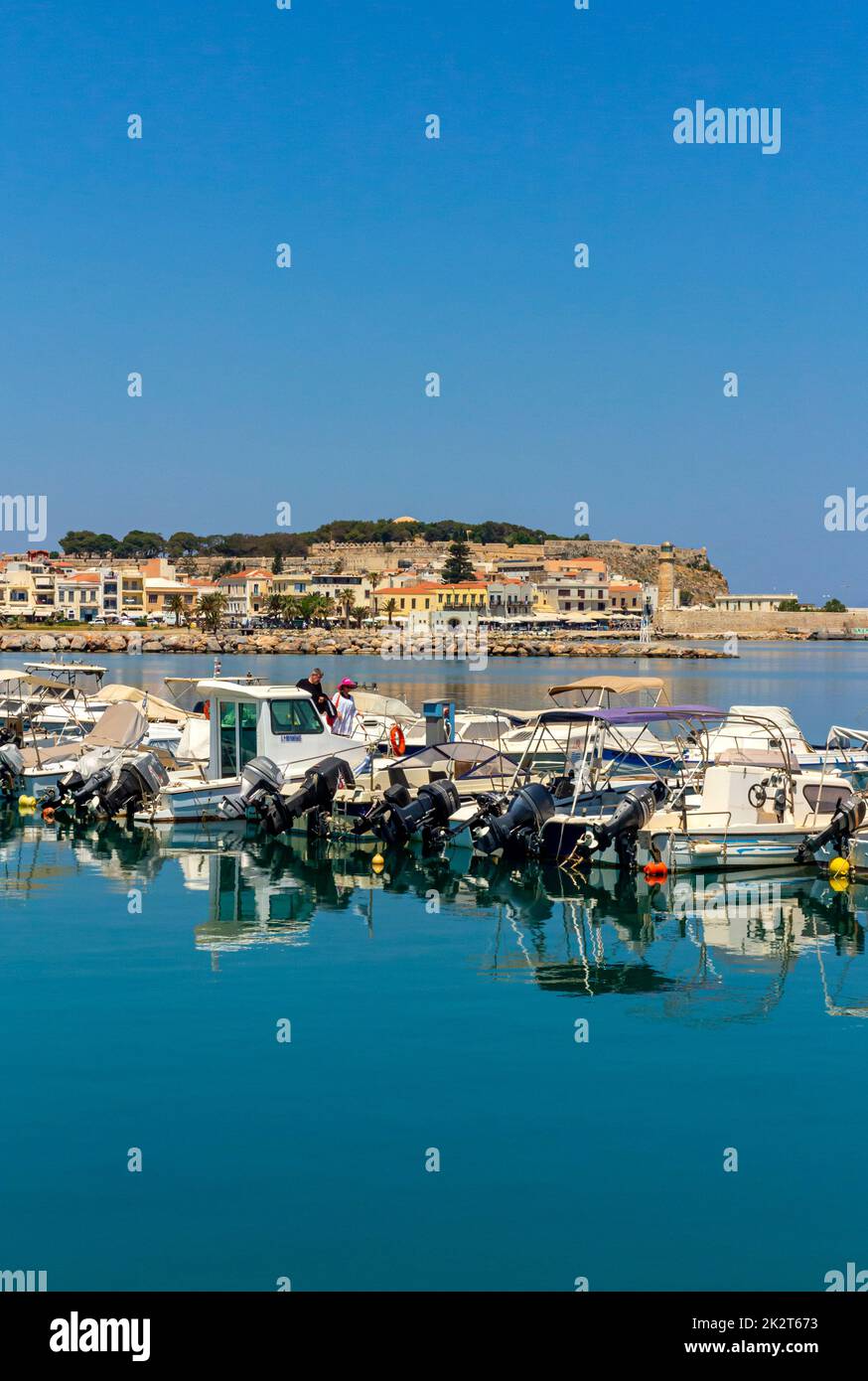 Des bateaux amarrés dans le vieux port de Rethymno ou Rethymnon, station balnéaire sur la côte nord de la Crète en Grèce. Banque D'Images