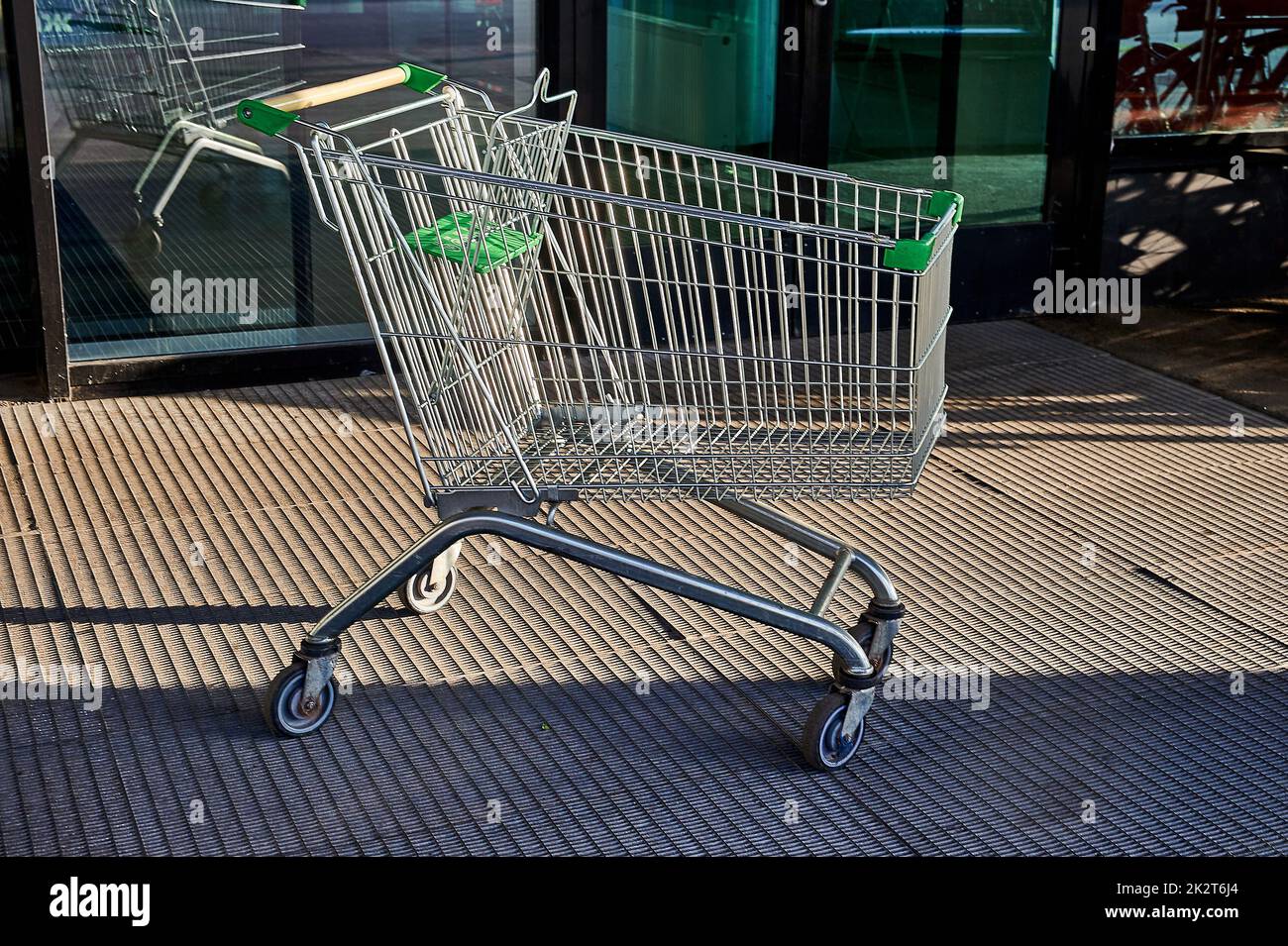 Chariot pour produits d'épicerie situé près de l'entrée du supermarché dans la rue Banque D'Images