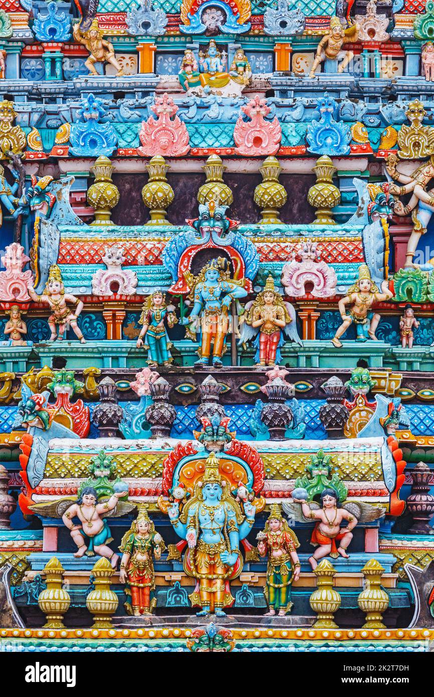Bas reliefes sur la tour de gopura du temple hindou. Sri Ranganathasw Banque D'Images