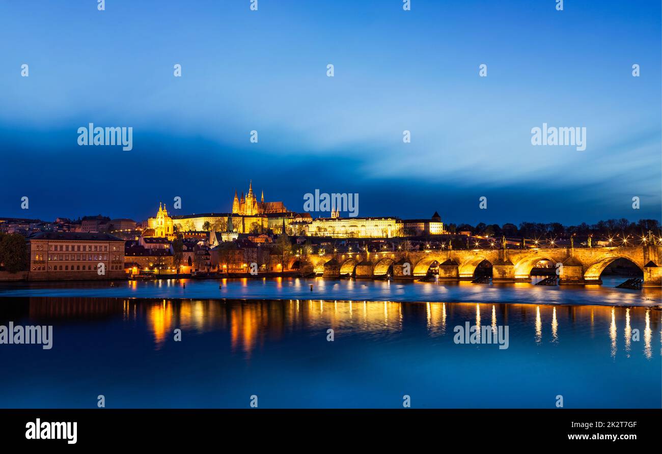 Panorama du Pont Charles (Karluv Most) et du château de Prague Banque D'Images