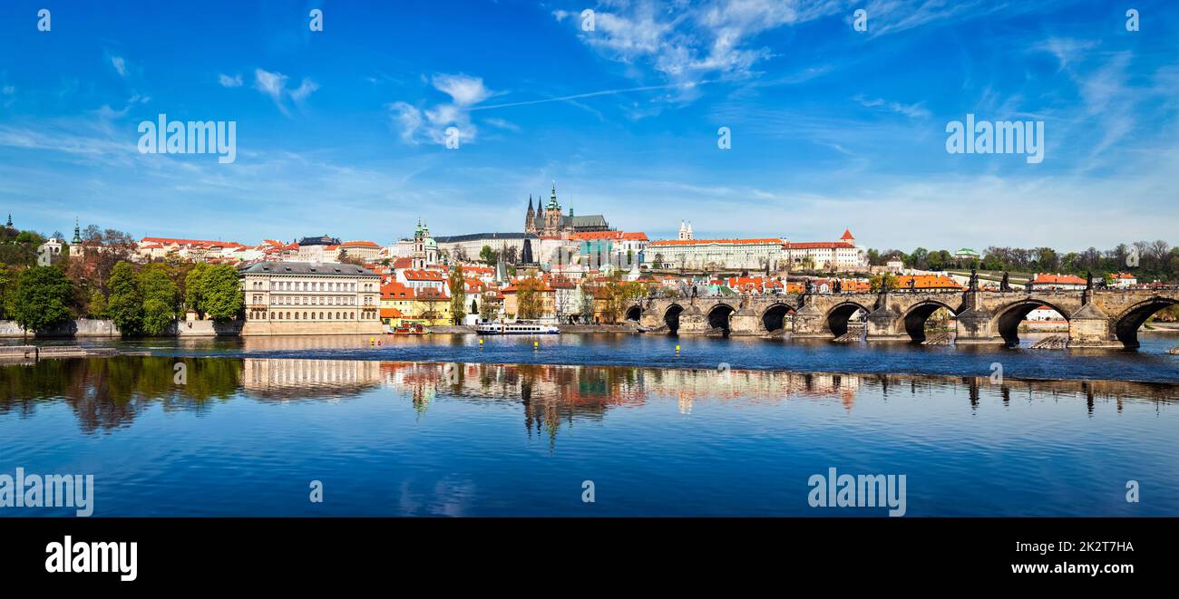 Pont Charles au-dessus de la Vltava et du château de Prague de Gradchany A. Banque D'Images