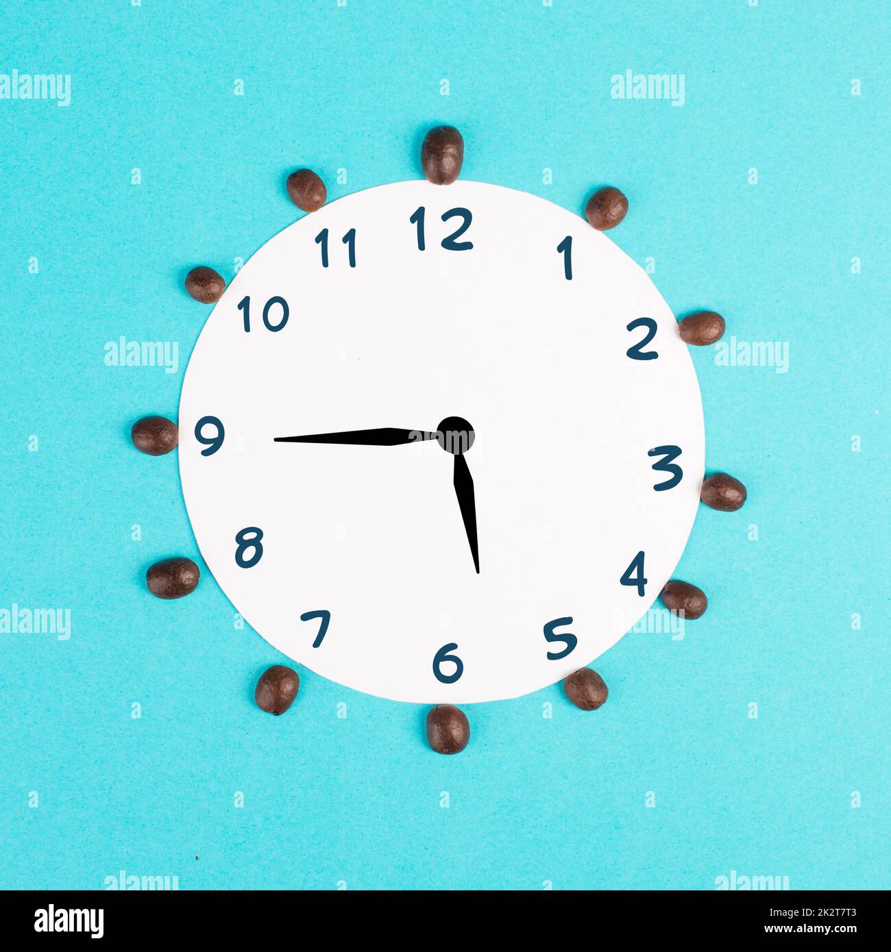 Réveil avec chiffres et grains de café, réveil le matin, ayant une date limite, heure pour une pause, concept minimaliste, fond bleu Banque D'Images