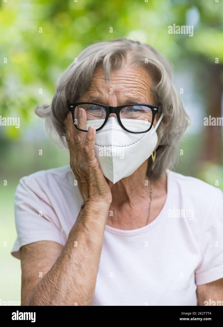 Femme âgée portant un masque de protection contre les virus Banque D'Images
