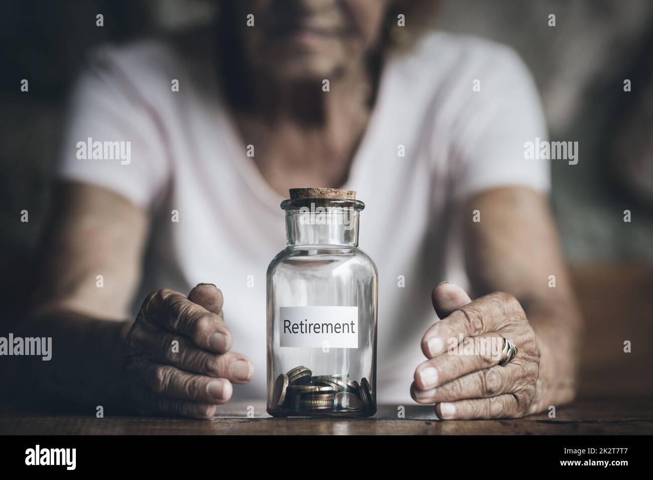 Femme âgée à la retraite et son épargne Banque D'Images