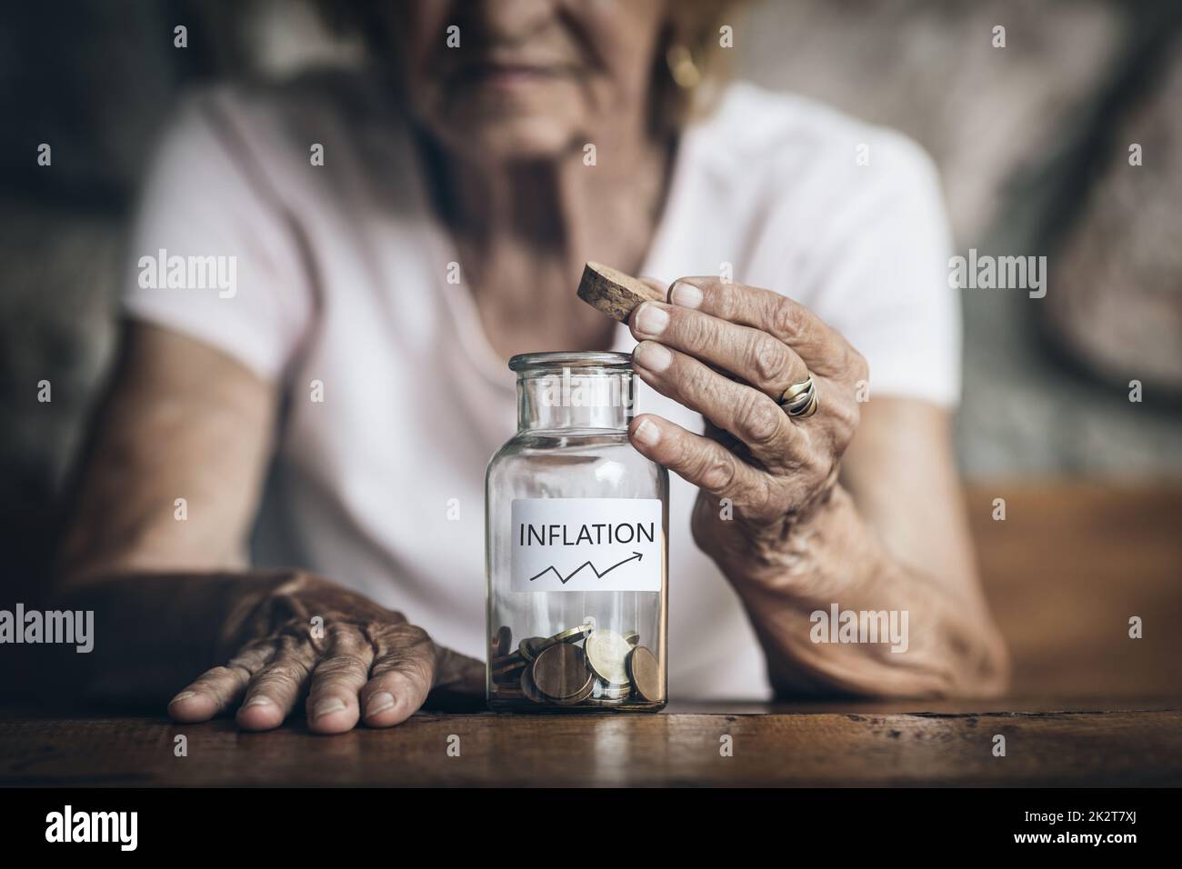 Femme âgée à la retraite et son épargne Banque D'Images
