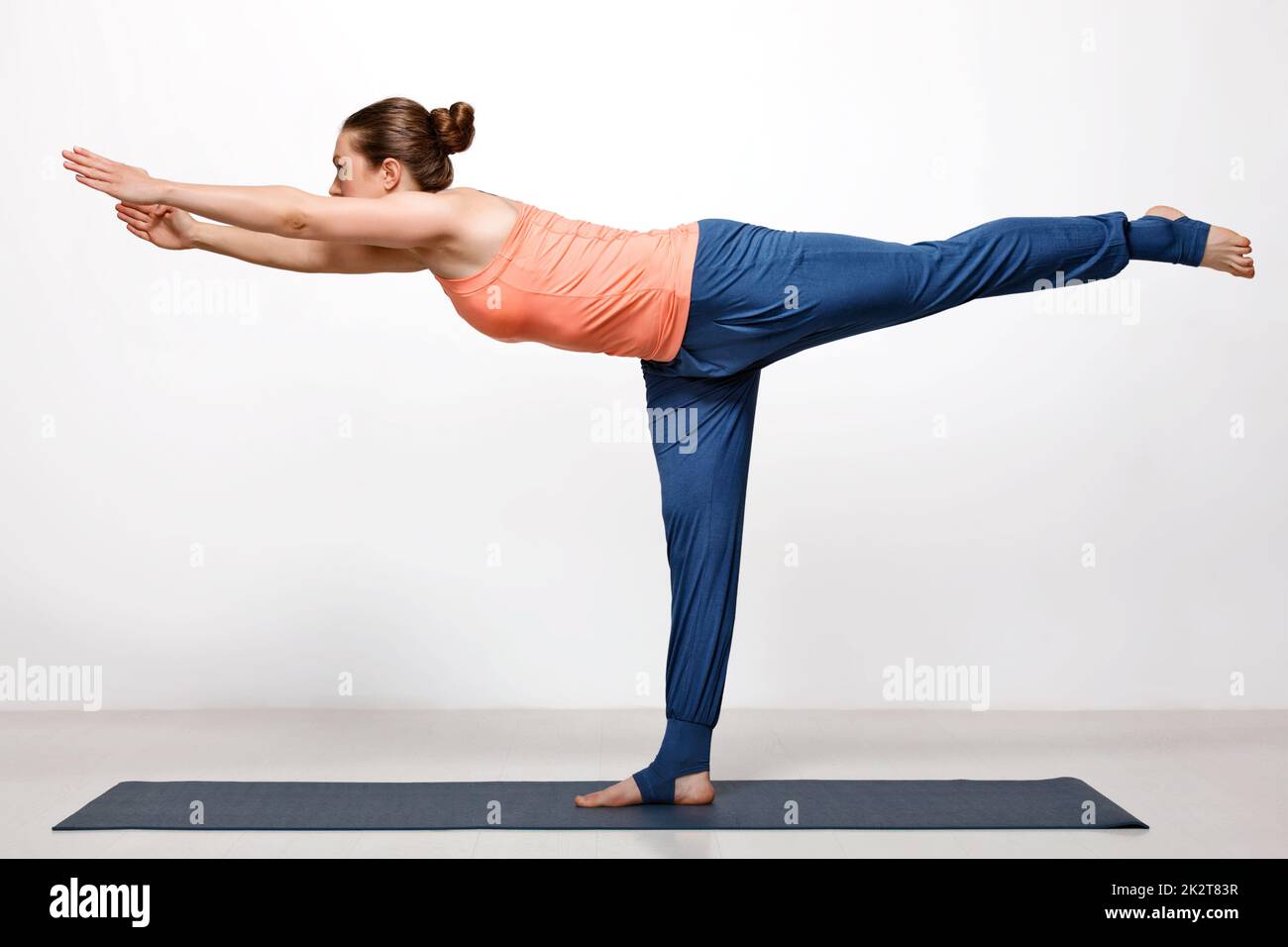 Femme pratique le yoga asana Virabhadrasana utthita Banque D'Images