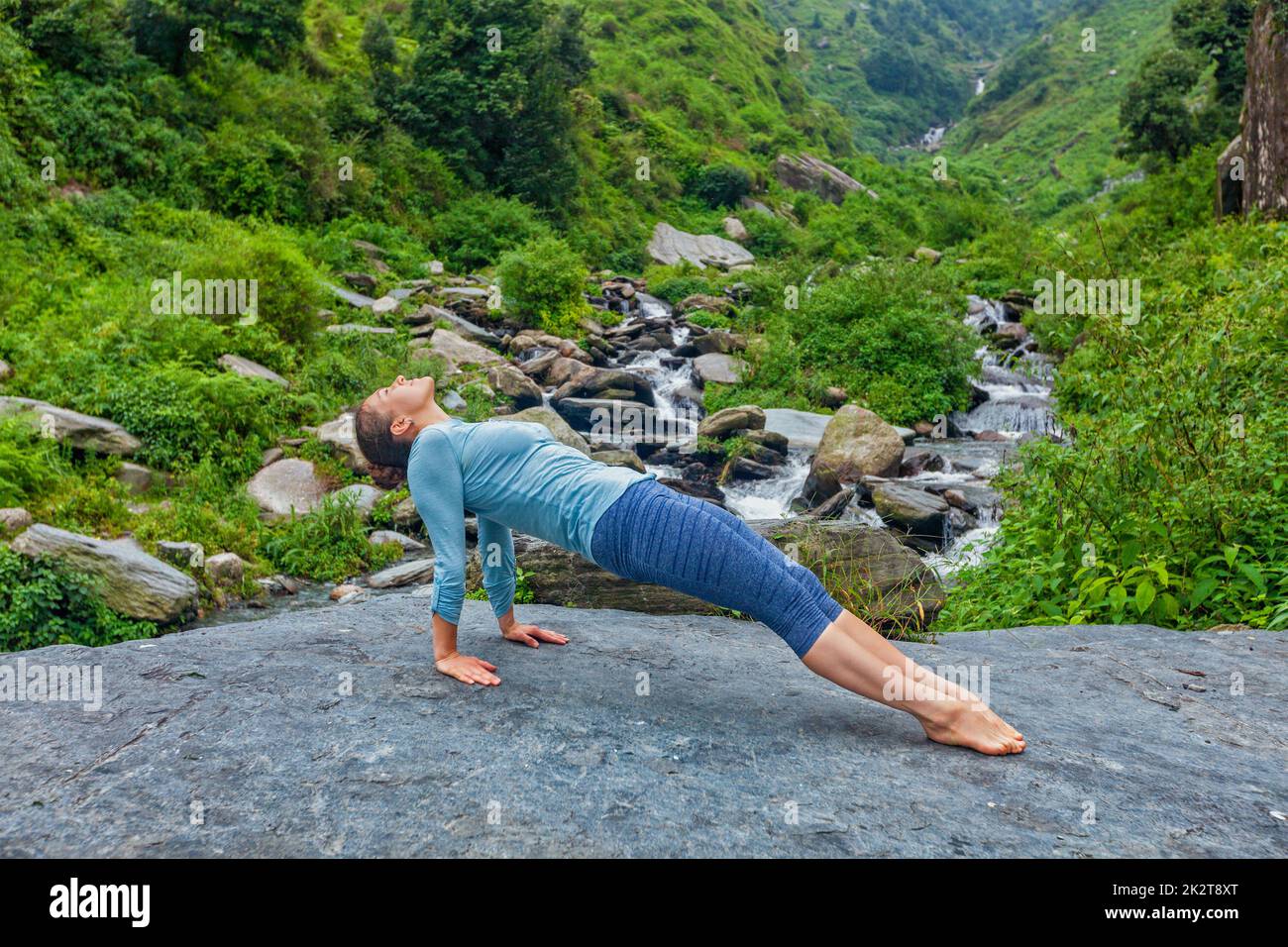 Femme de l'Hatha yoga asana Purvottanasana Banque D'Images