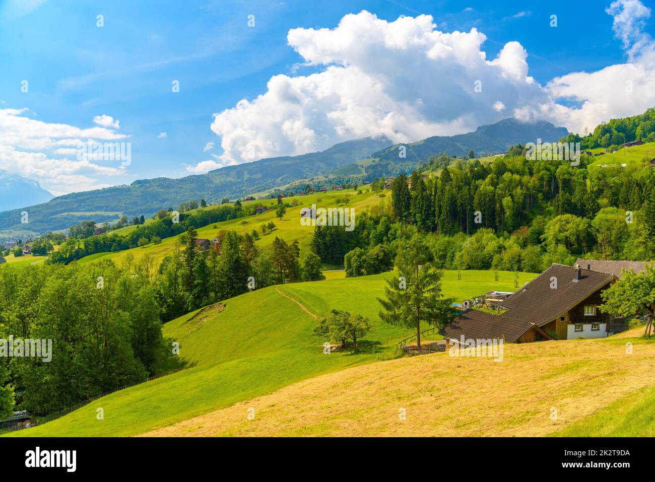 Maisons de chalets en bois dans village de montagne, Grabs, Werdenberg, St Banque D'Images