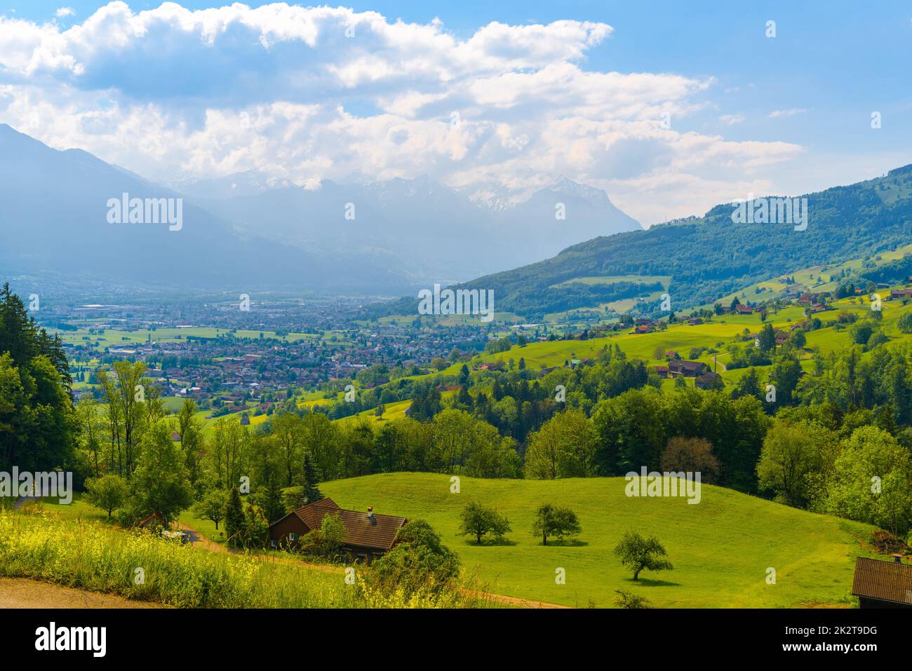 Maisons de chalets en bois dans village de montagne, Grabs, Werdenberg, St Banque D'Images