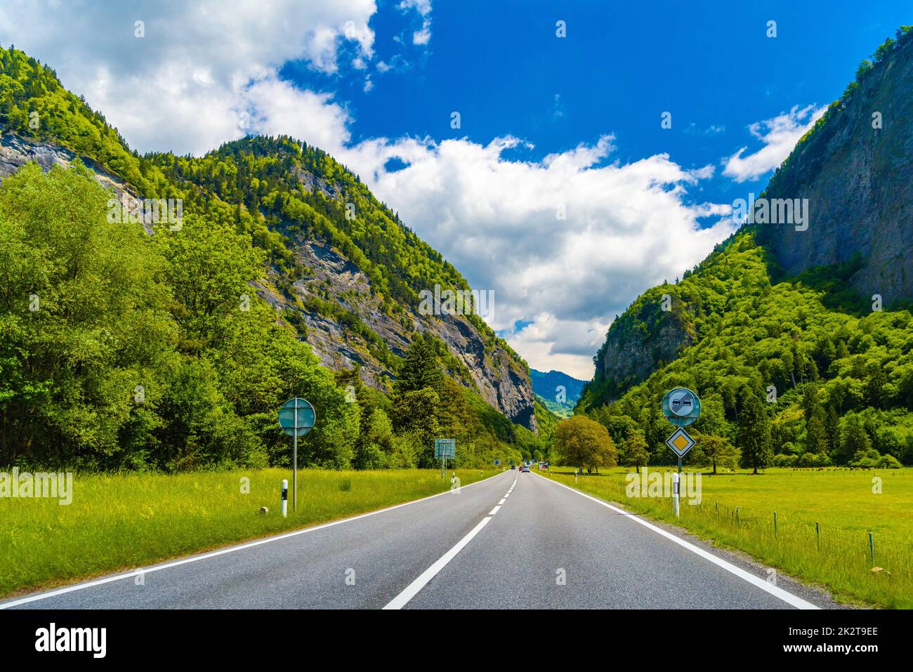 Route entre les montagnes des Alpes, Klosters-Serneus, Davos, Graubuenden Banque D'Images