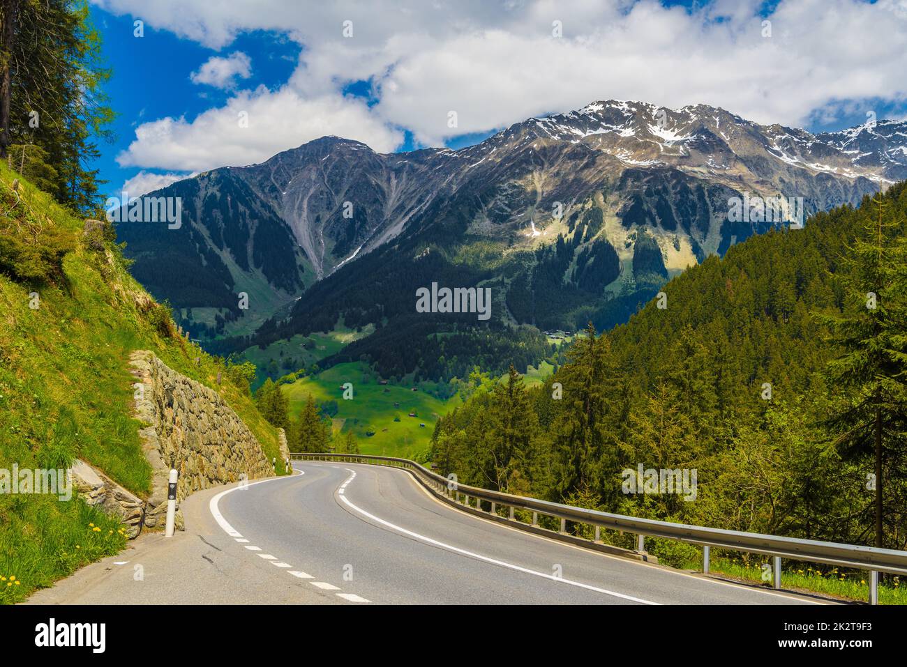 Route entre les montagnes des Alpes, Klosters-Serneus, Davos, Graubuenden Banque D'Images