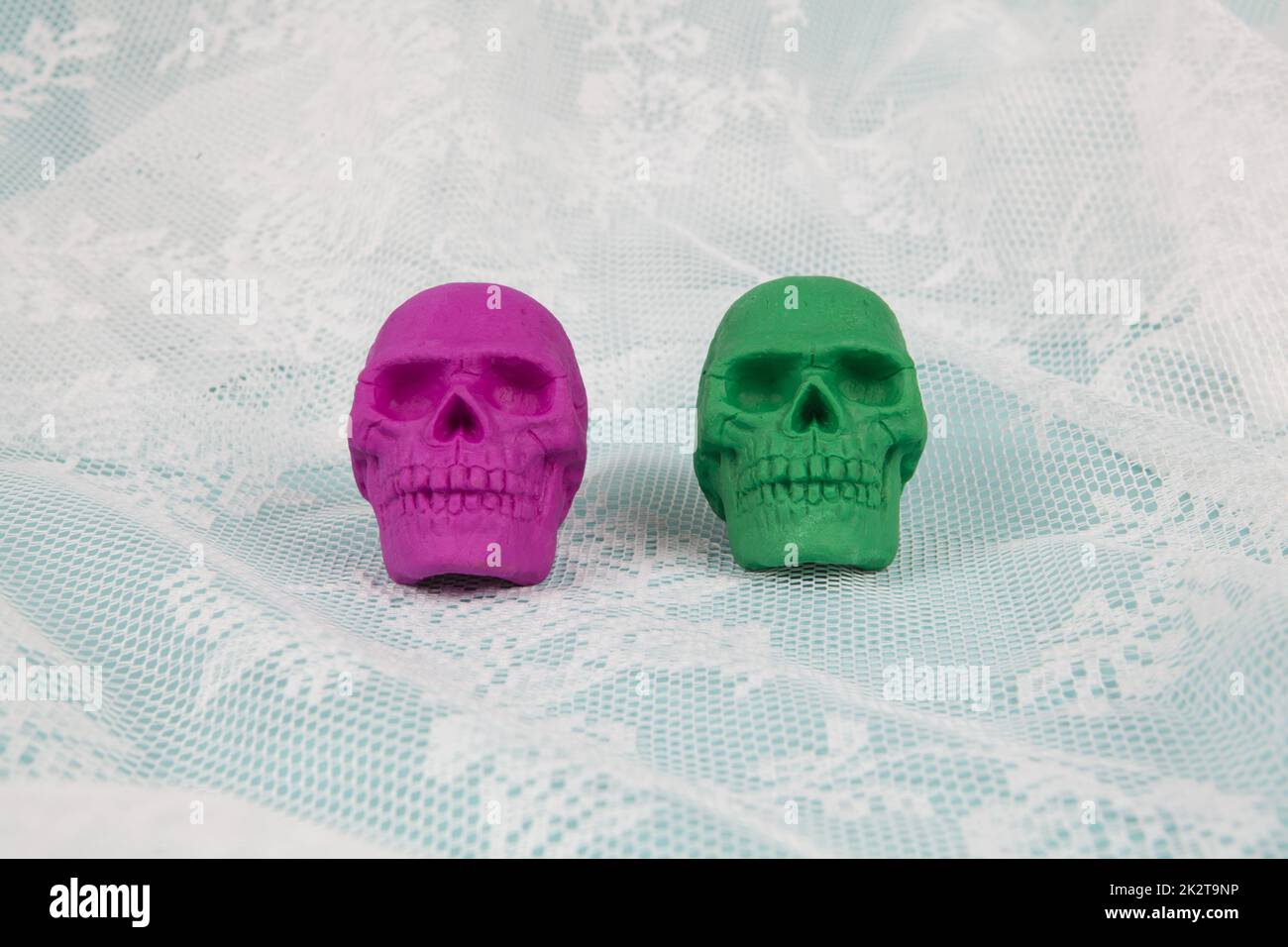 crâne en plastique rose et vert Banque D'Images