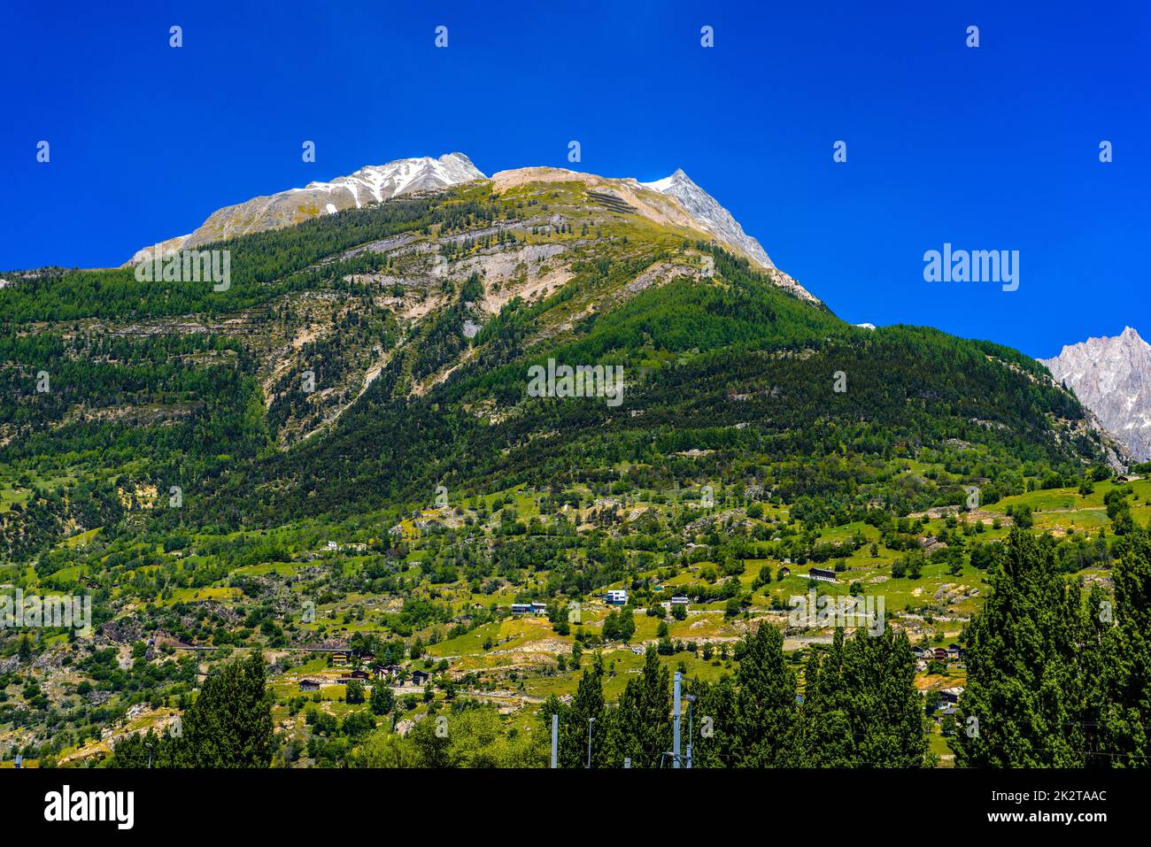 Montagnes des Alpes suisses avec maisons, Visp, Wallis, Valais, Suissel Banque D'Images