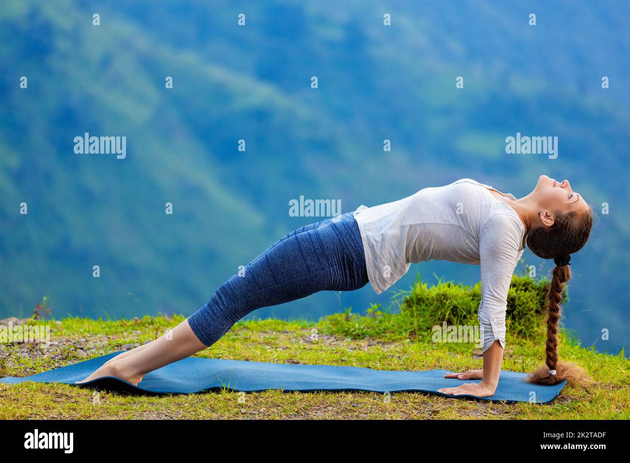 Femme de l'Hatha yoga asana Purvottanasana Banque D'Images
