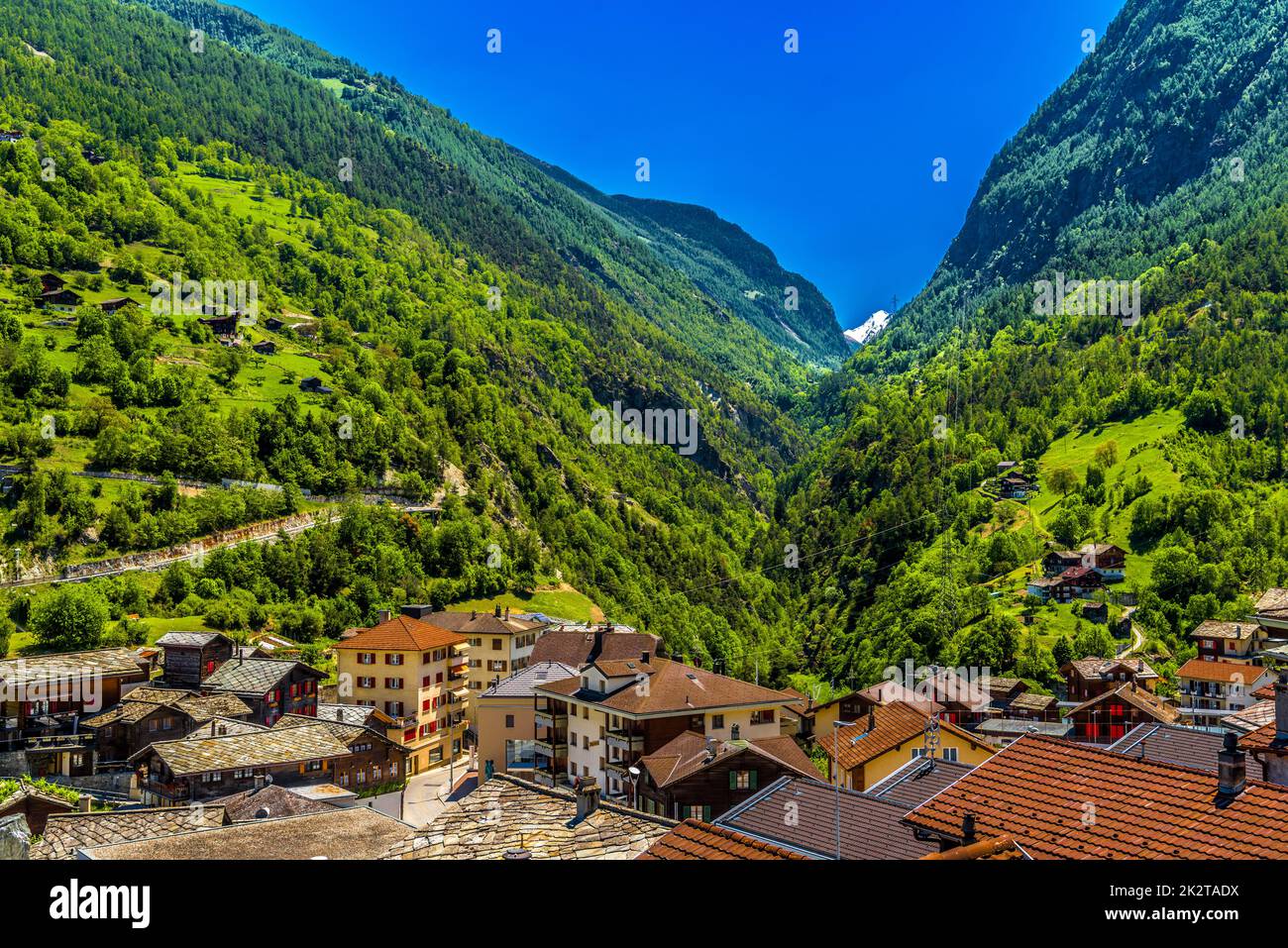 Village des Alpes suisses dans la vallée des montagnes, Stalden, Staldenried, VI Banque D'Images