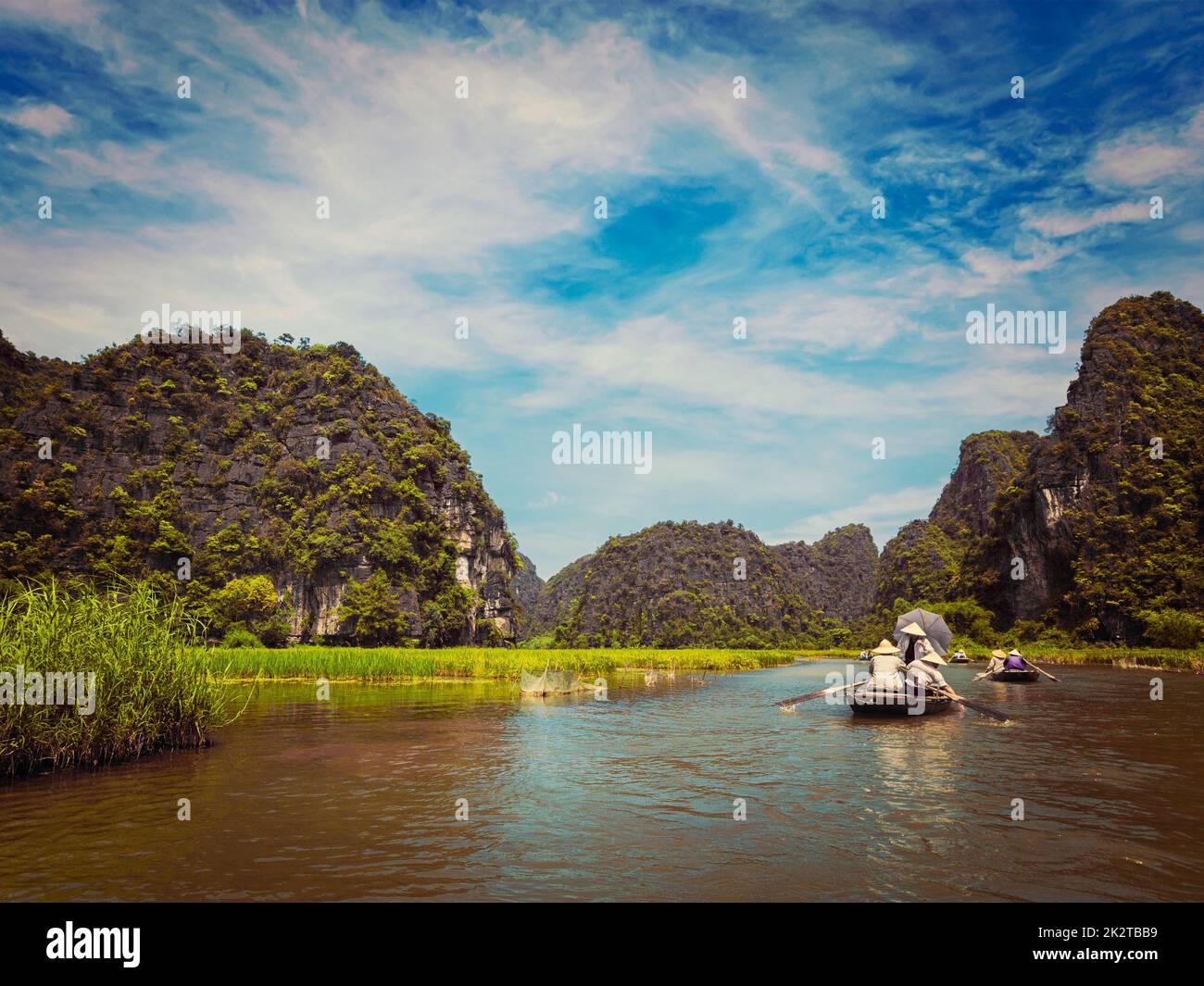Les touristes sur les bateaux au Vietnam Banque D'Images