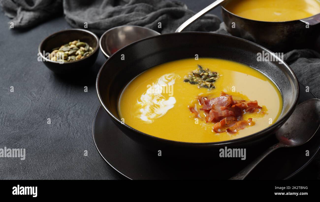 Soupe crémeuse de potiron avec bacon. Soupe à la crème de potiron biologique saine Banque D'Images