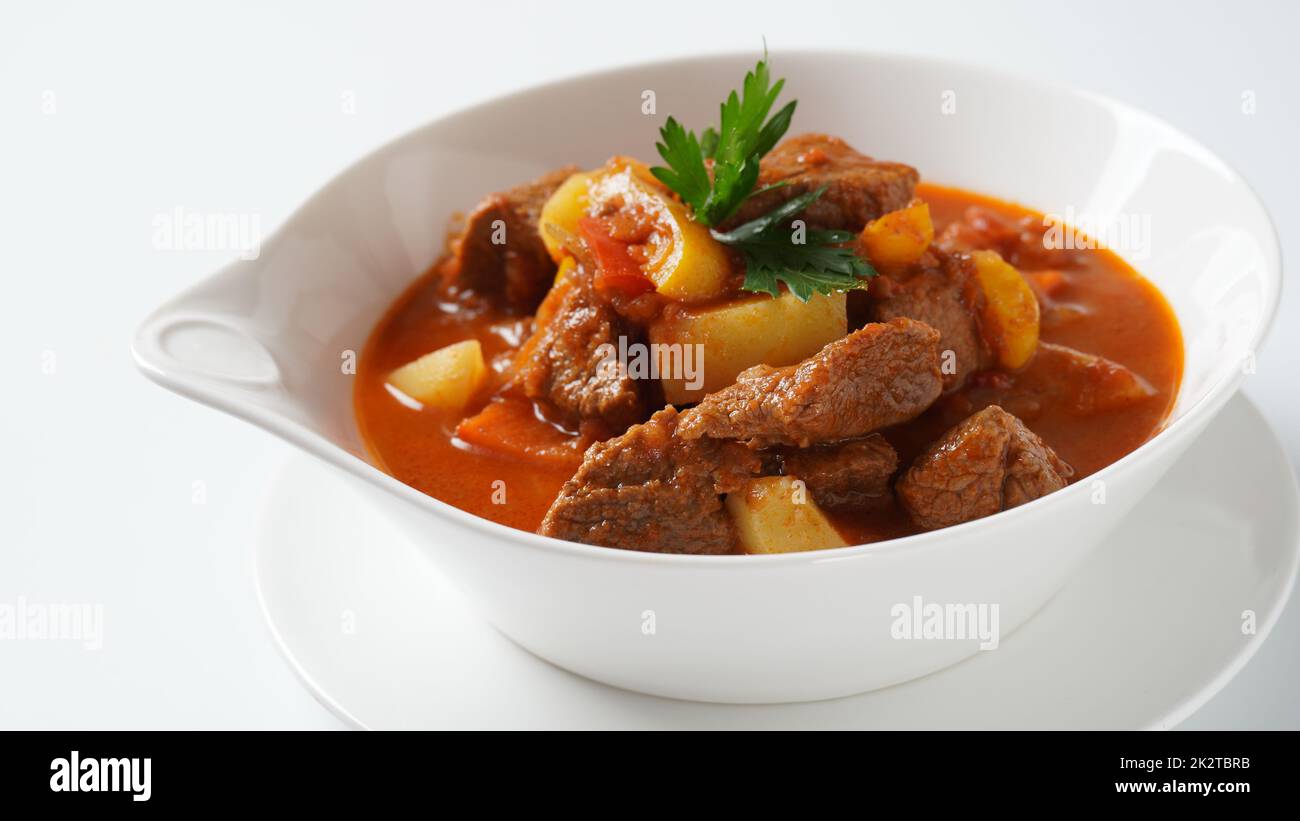 Goulash de bœuf, soupe et ragoût, fait de steak de bœuf, pommes de terre et beaucoup de paprika. Repas traditionnel hongrois. Banque D'Images