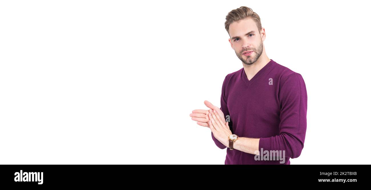 Lavez-vous soigneusement les mains pour éliminer les germes. Guy frotter les mains ensemble. Savon à mains. Portrait de visage d'homme, bannière avec espace de copie. Banque D'Images