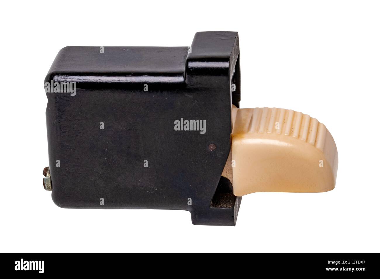 Anciennes pièces de voiture. Gros plan d'un interrupteur électrique cannelé couleur ivoire avec quatre connexions pour l'intérieur de la voiture. Masque. Circuit électrique du véhicule GDR autour de 1960 isolé. Banque D'Images