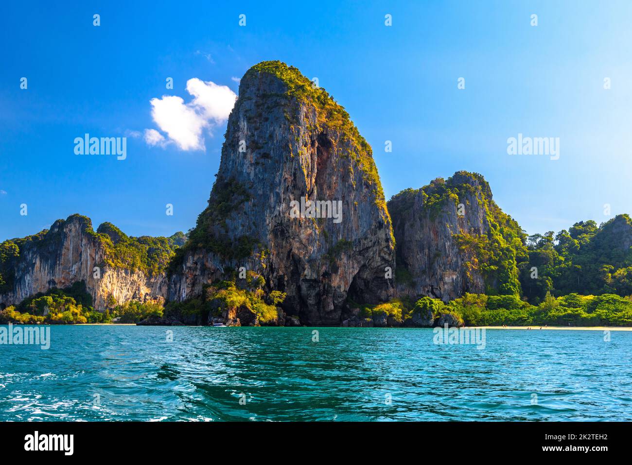 Montagnes Rocheuses dans l'eau, plage de Railay, Ao Nang, Krabi, Thail Banque D'Images
