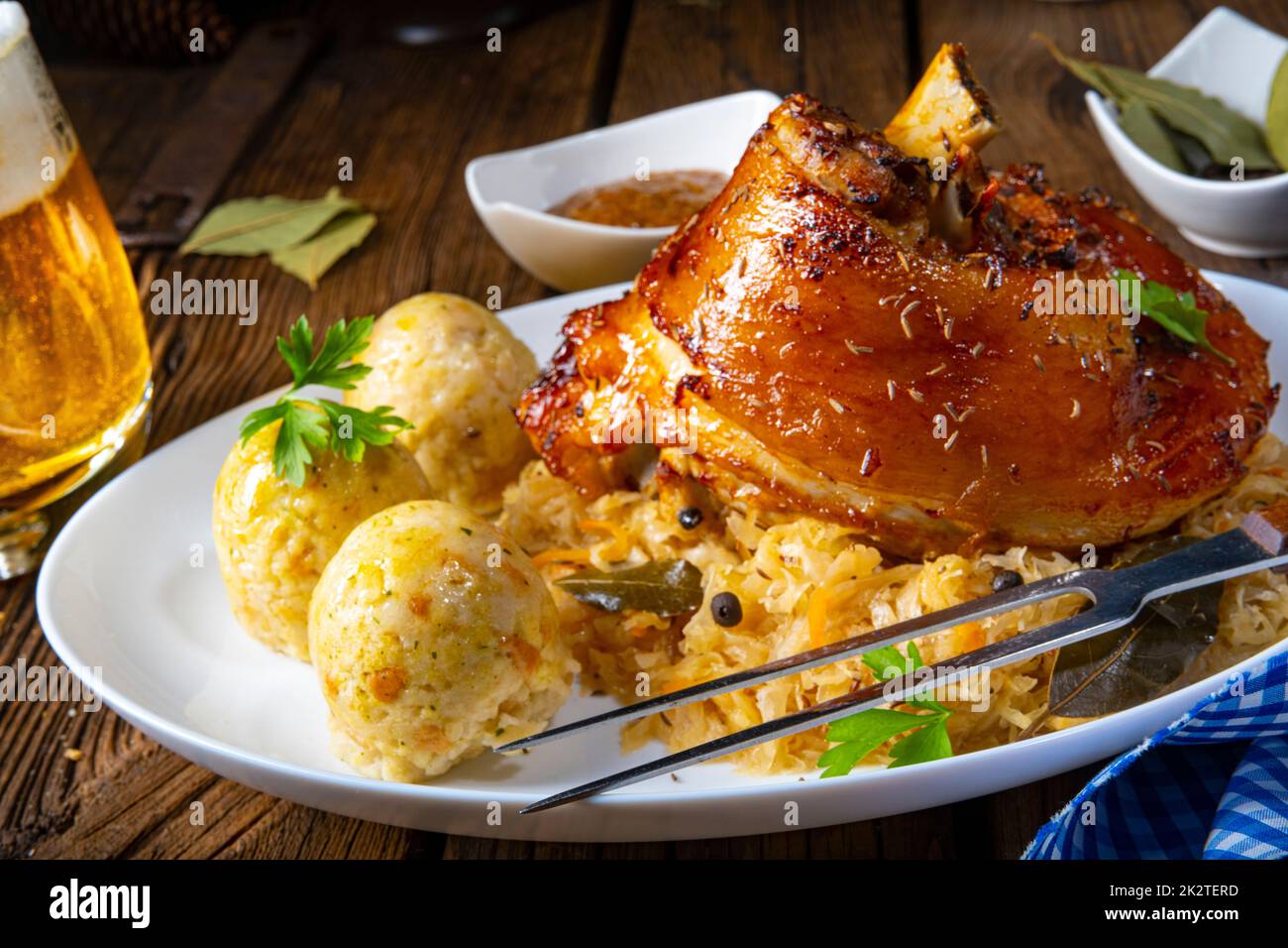 jarret de porc à la choucroute et à la moutarde douce Banque D'Images