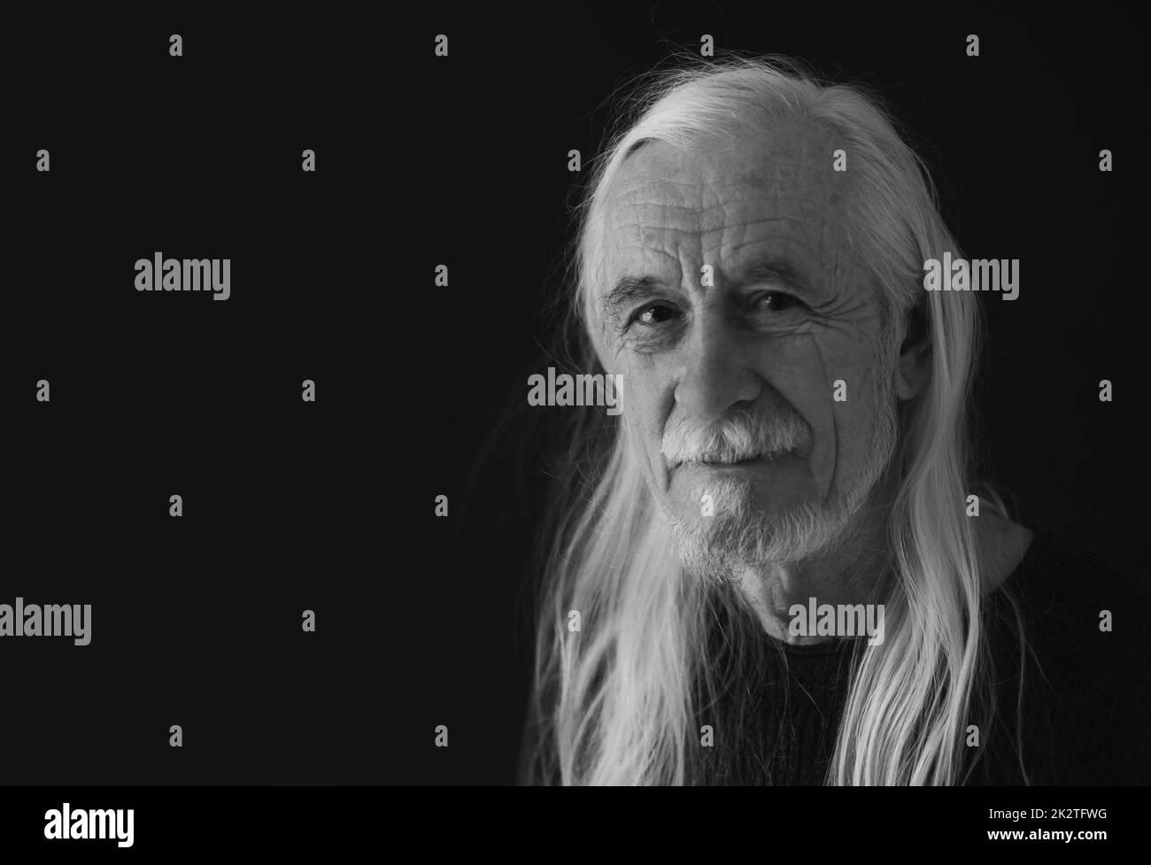 Portrait noir et blanc à touches basses d'un vieil homme attrayant Banque D'Images