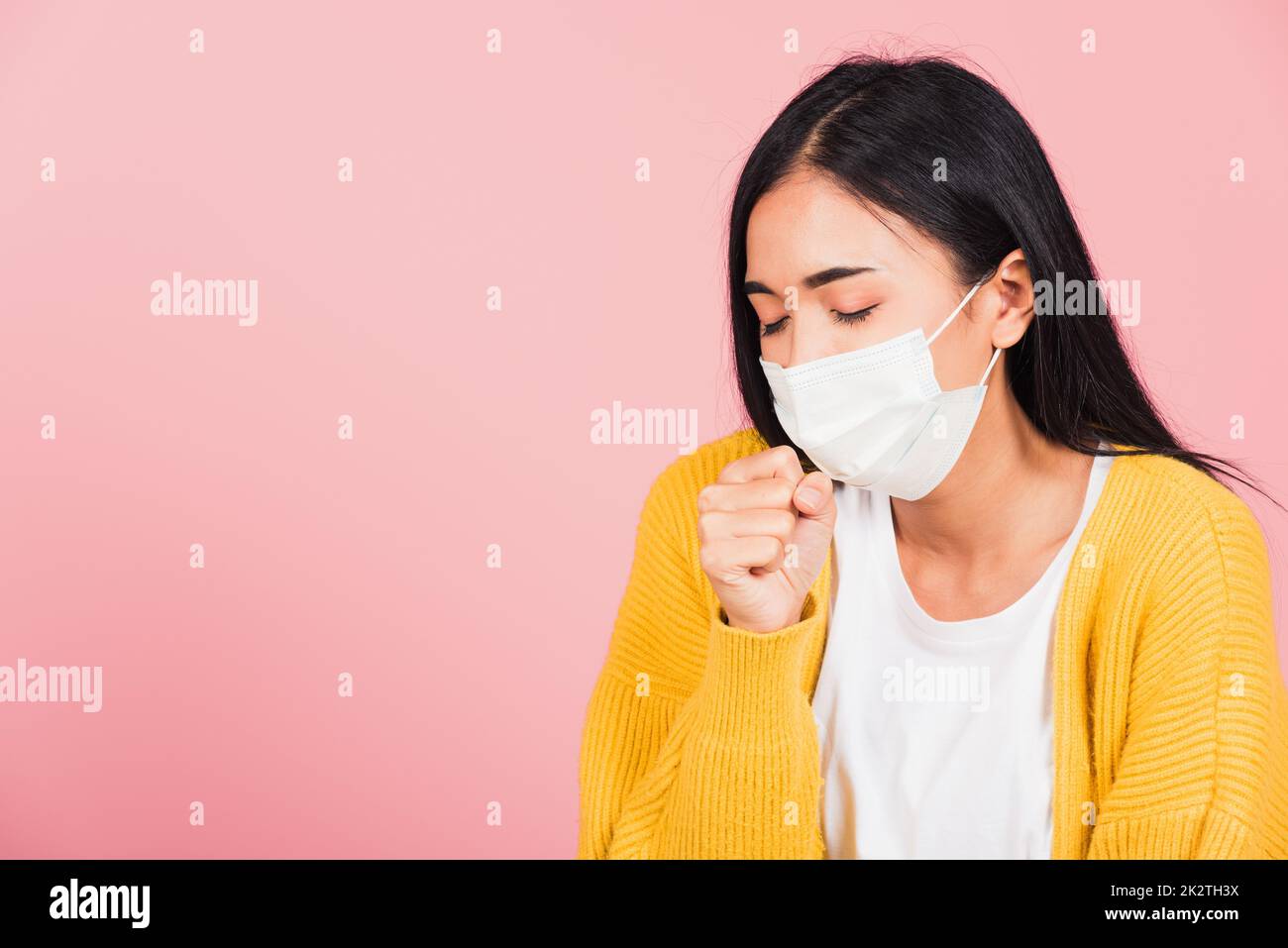 Femme portant un masque médical de protection pour prévenir l'infection coronavirus, COVID-19 elle toux Banque D'Images