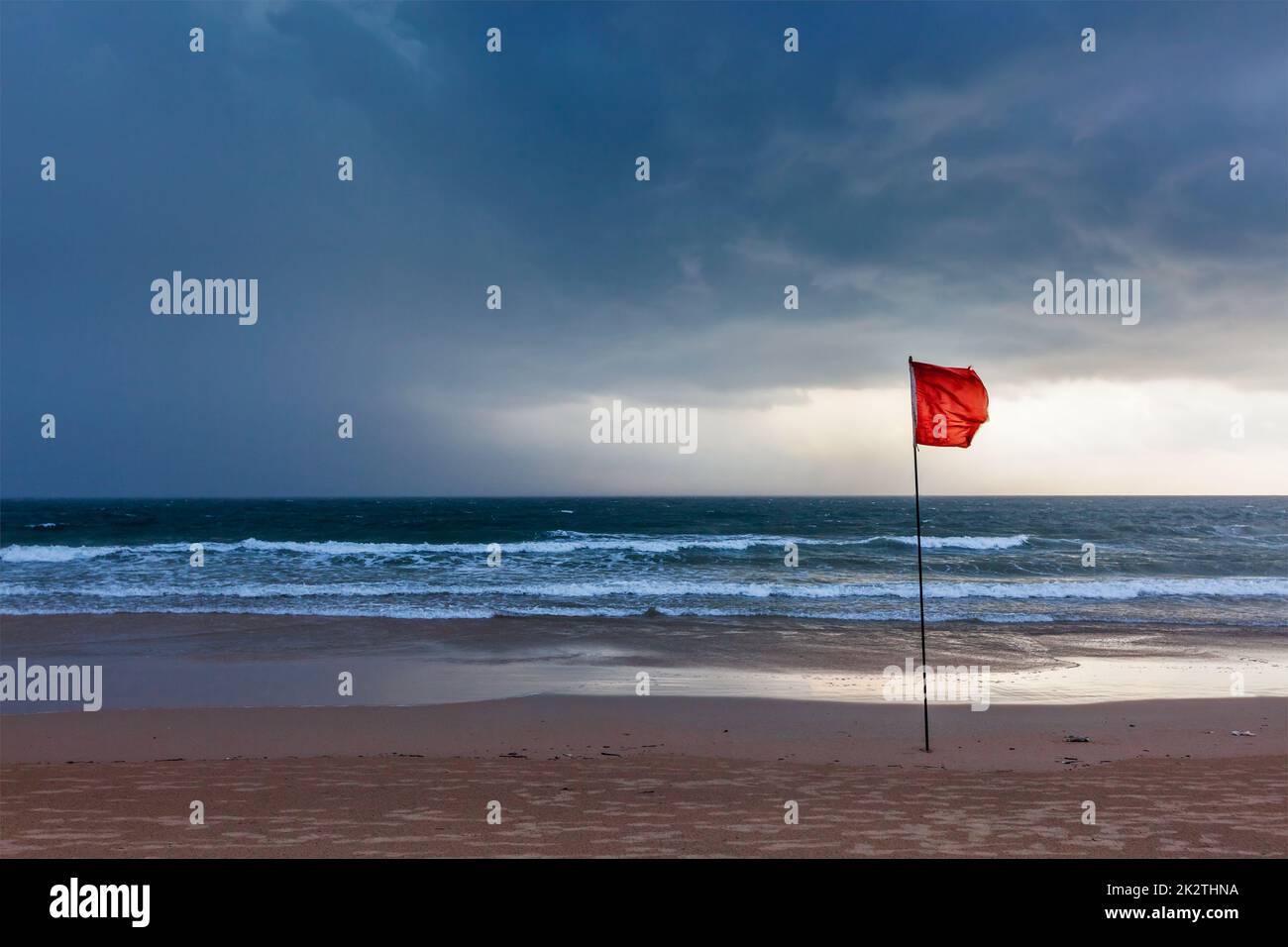 Drapeaux d'avertissement de tempête sur la plage. Baga, Goa, Inde Banque D'Images