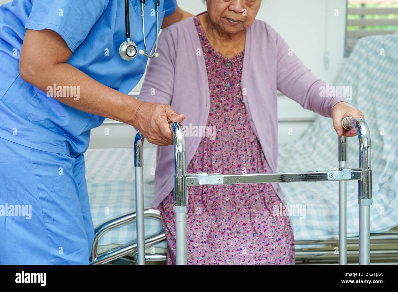 Médecin aide asiatique femme âgée malade d'incapacité dans l'hôpital de soins infirmiers, concept médical. Banque D'Images