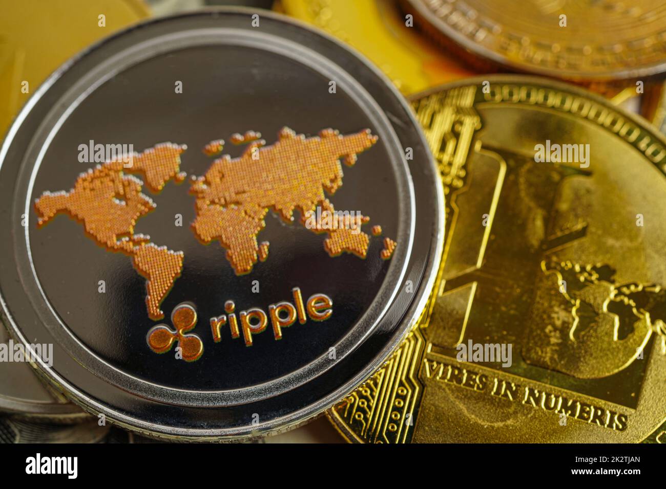 Pièce de monnaie à ondulation pour les affaires en ligne et commerciales, monnaie numérique, crypto-monnaie virtuelle. Banque D'Images