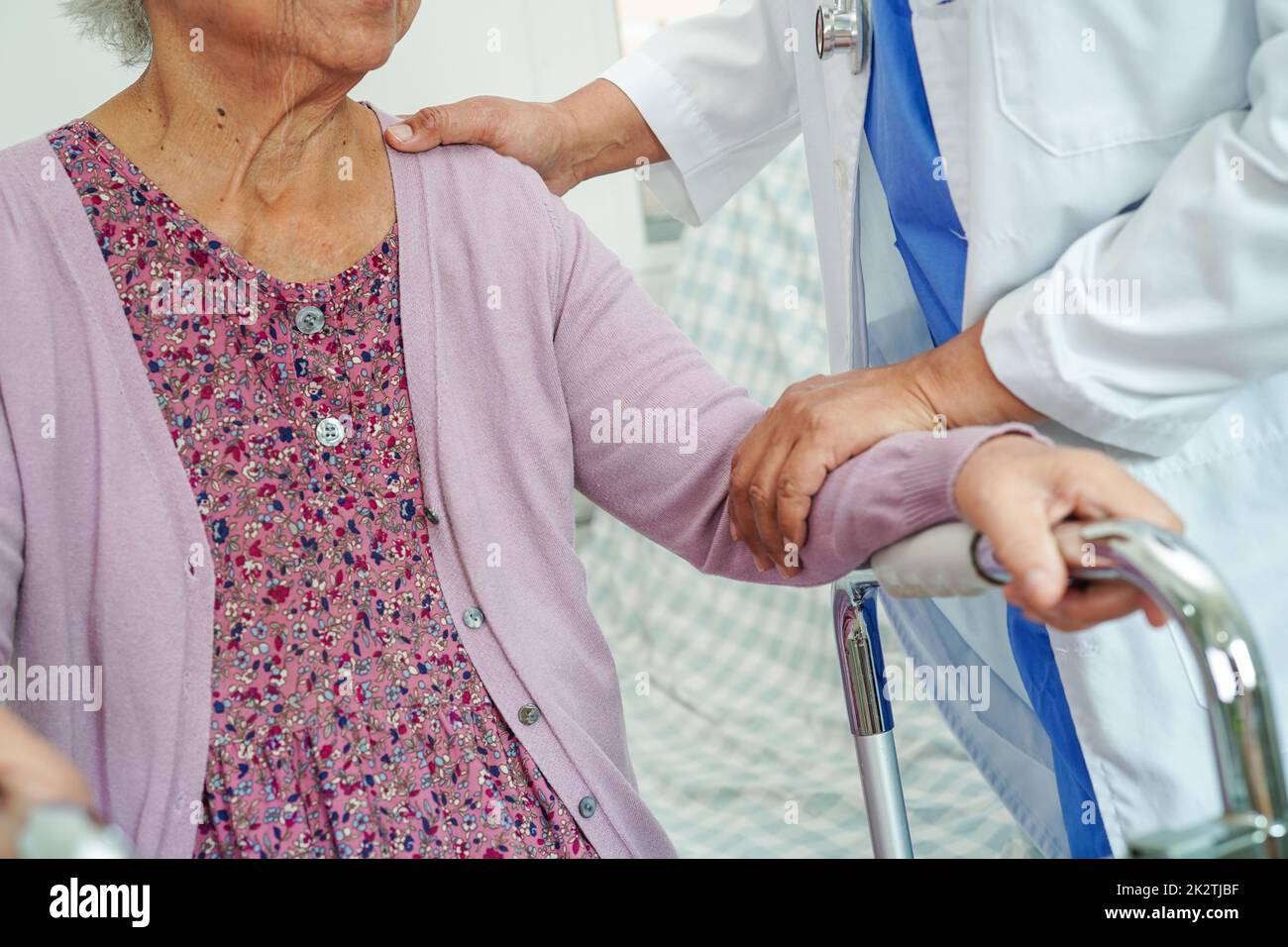 Médecin aide asiatique femme âgée malade d'incapacité dans l'hôpital de soins infirmiers, concept médical. Banque D'Images