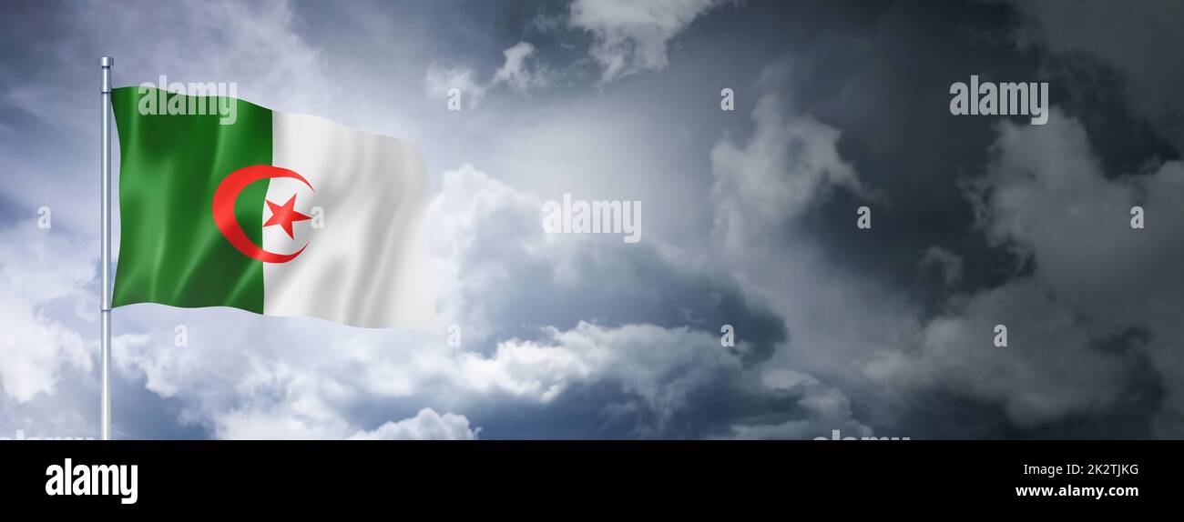 Drapeau algérien sur un ciel nuageux Banque D'Images