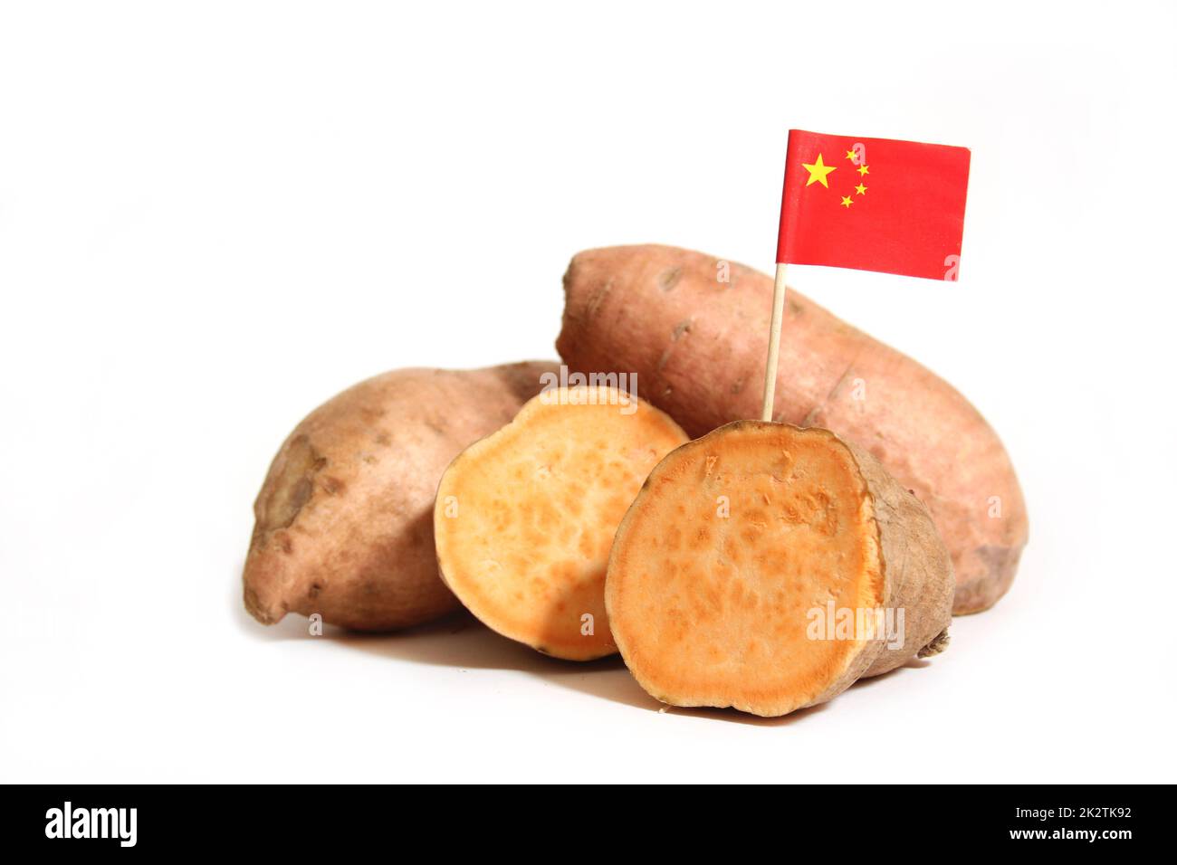 Patate douce isolée sur blanc avec drapeau chinois Banque D'Images