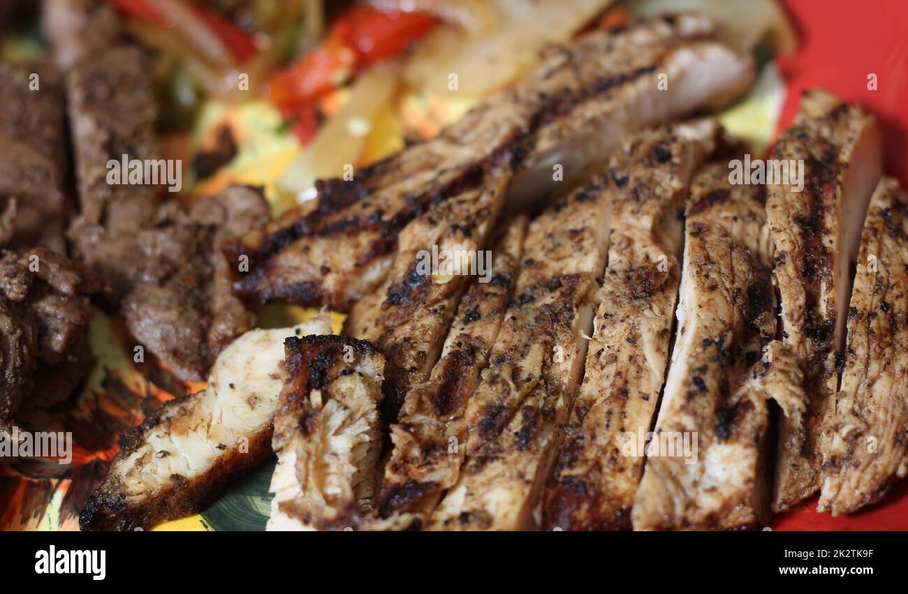 Bœuf et poulet Fajita repas à emporter avec oignons et poivrons Banque D'Images