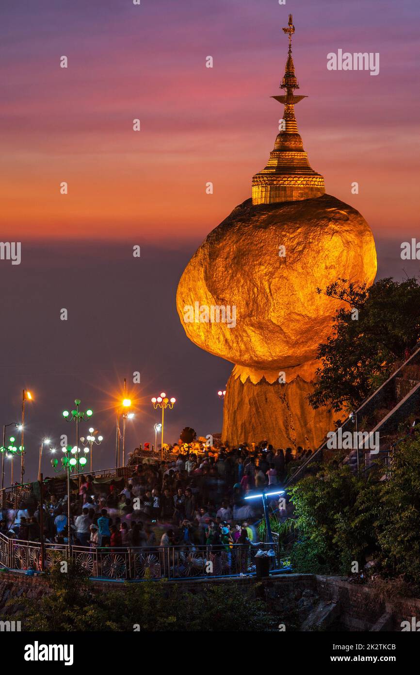 Golden Rock - Pagode Kyaiktiyo, Myanmar Banque D'Images