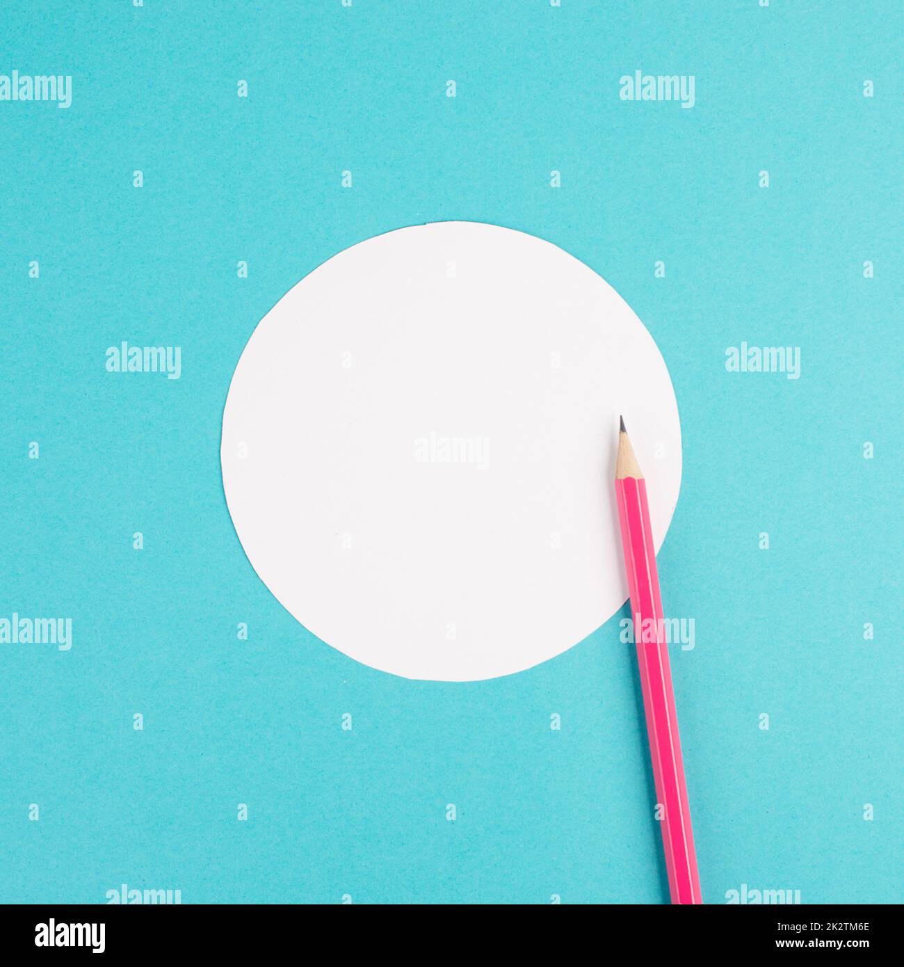 Crayons sur fond de papier bleu, cadre de cercle blanc avec espace de copie pour le texte, minimalisme, concept créatif et commercial, couleur pastel Banque D'Images