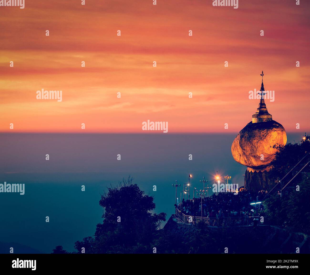 Golden Rock - Pagode Kyaiktiyo, Myanmar Banque D'Images