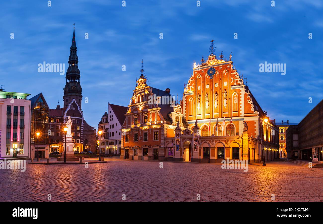 Panorama de la place de l'hôtel de ville de Riga avec la Maison des Blackheads, St. Banque D'Images