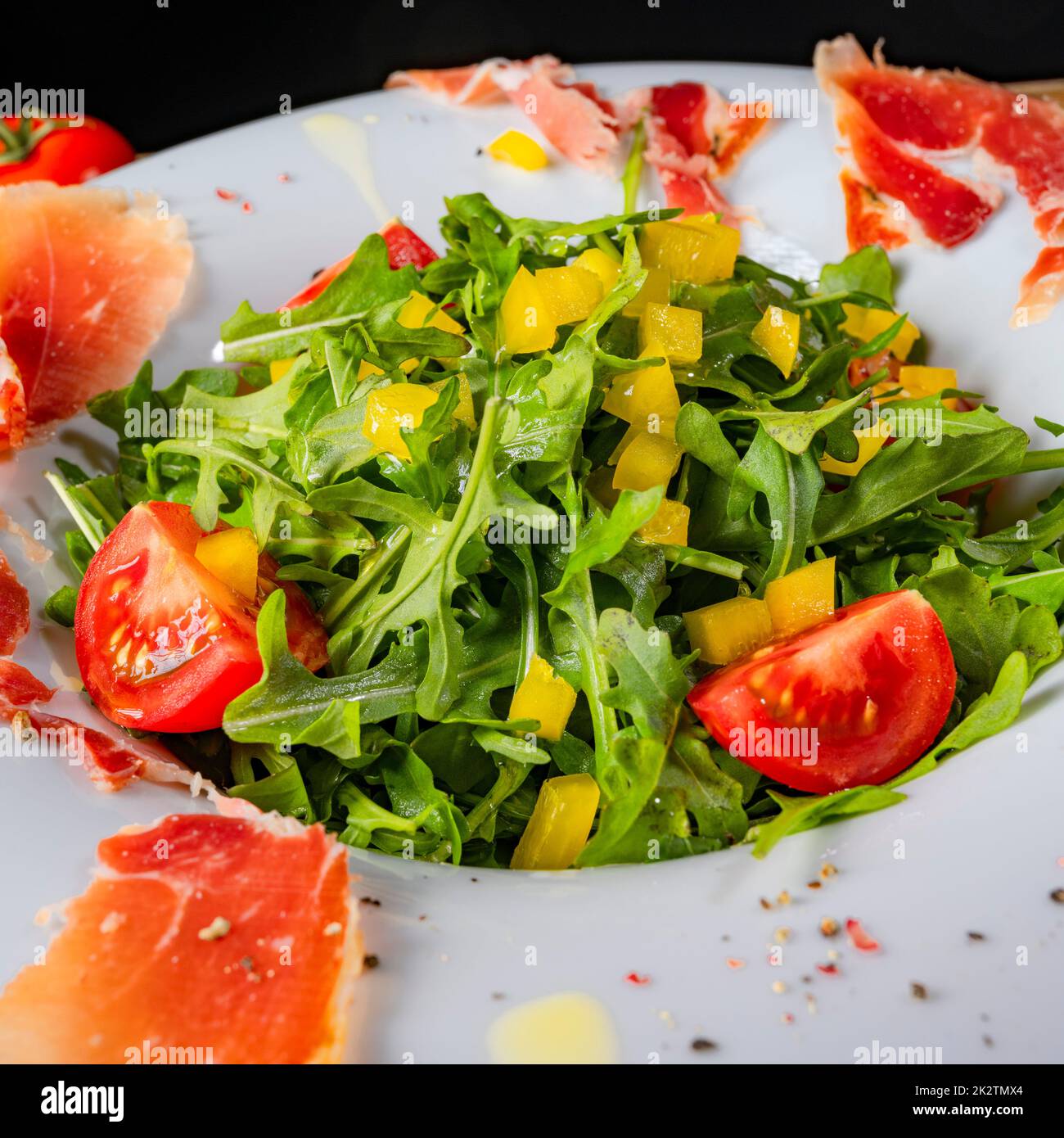 Salade de roquette au jambon espagnol séché Banque D'Images