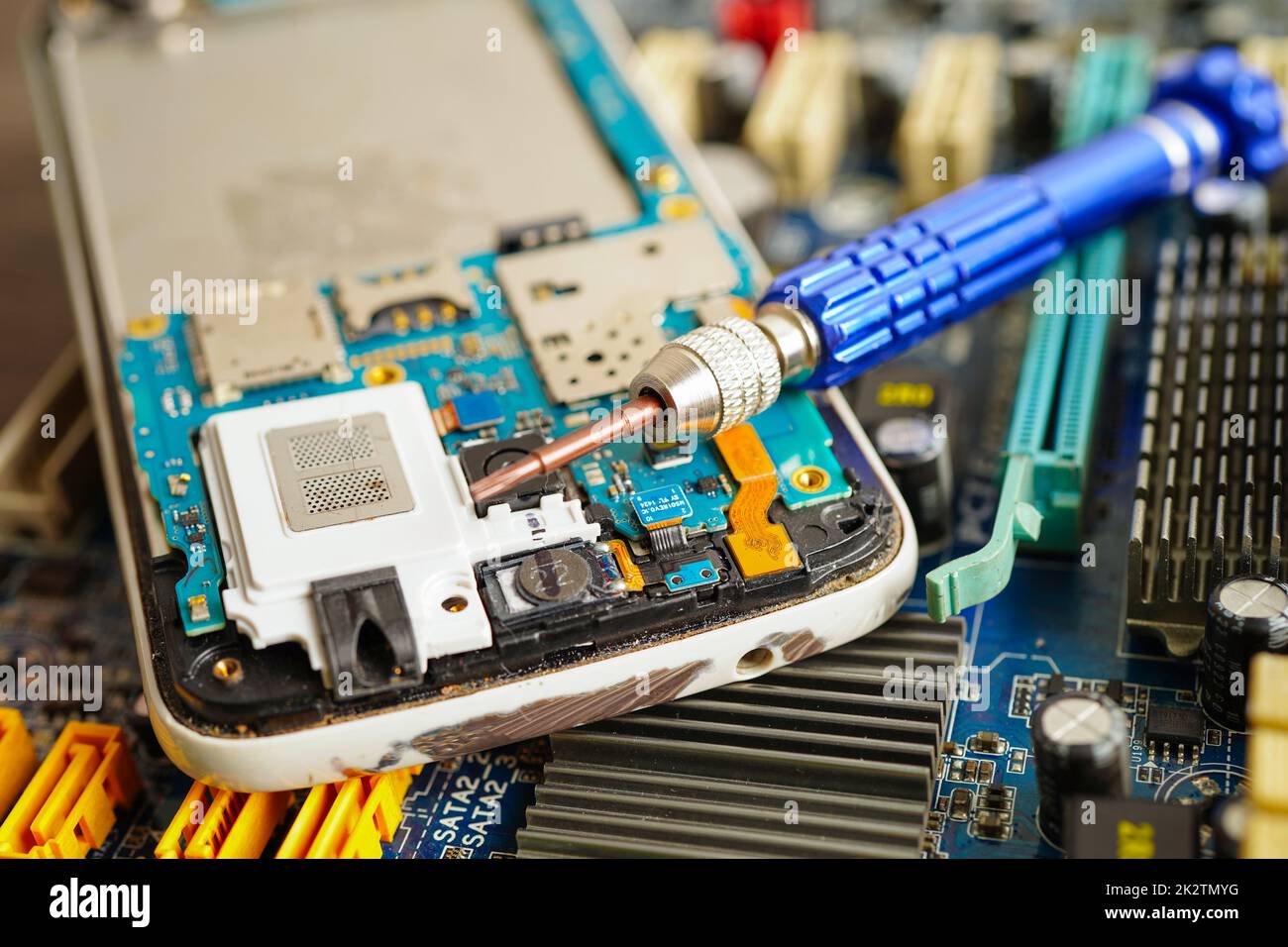 Réparation et mise à niveau du concept de téléphonie mobile, électronique, matériel informatique et technologie. Banque D'Images