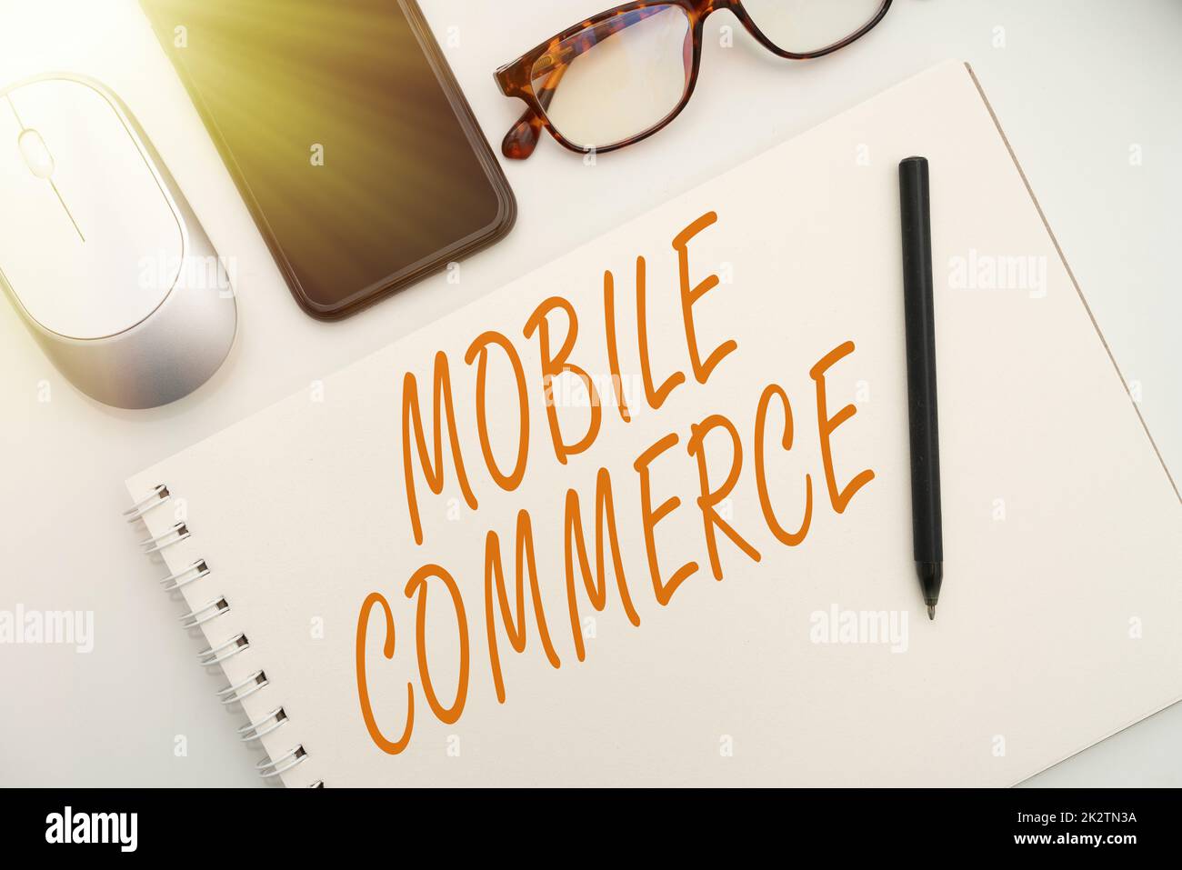 Affiche textuelle montrant Mobile Commerce. Mot écrit sur l'utilisation du téléphone mobile pour effectuer des transactions commerciales en ligne fournitures de bureau sur le bureau avec clavier et des lunettes et une tasse de café pour le travail Banque D'Images